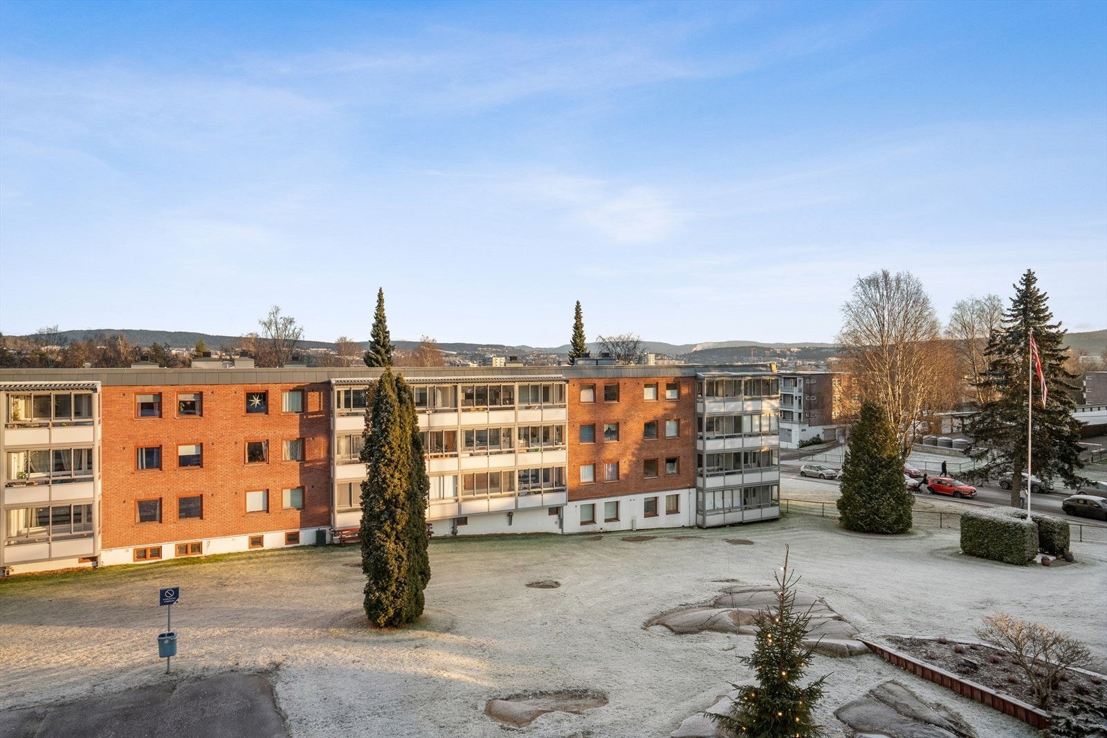 Det er fin utsikt utover borettslaget som er pent opparbeidet med plenarealer, diverse beplantning, lekeplass, samt asfalterte internveier og parkeringsarealer. Galleribilde