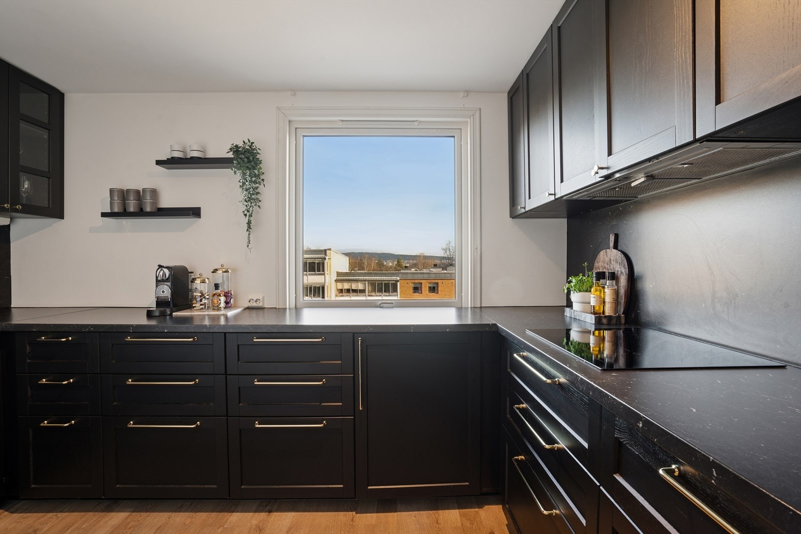 Her er det godt med dagslys inn i rommet med stort vindu over kjøkkenbenken. Galleribilde