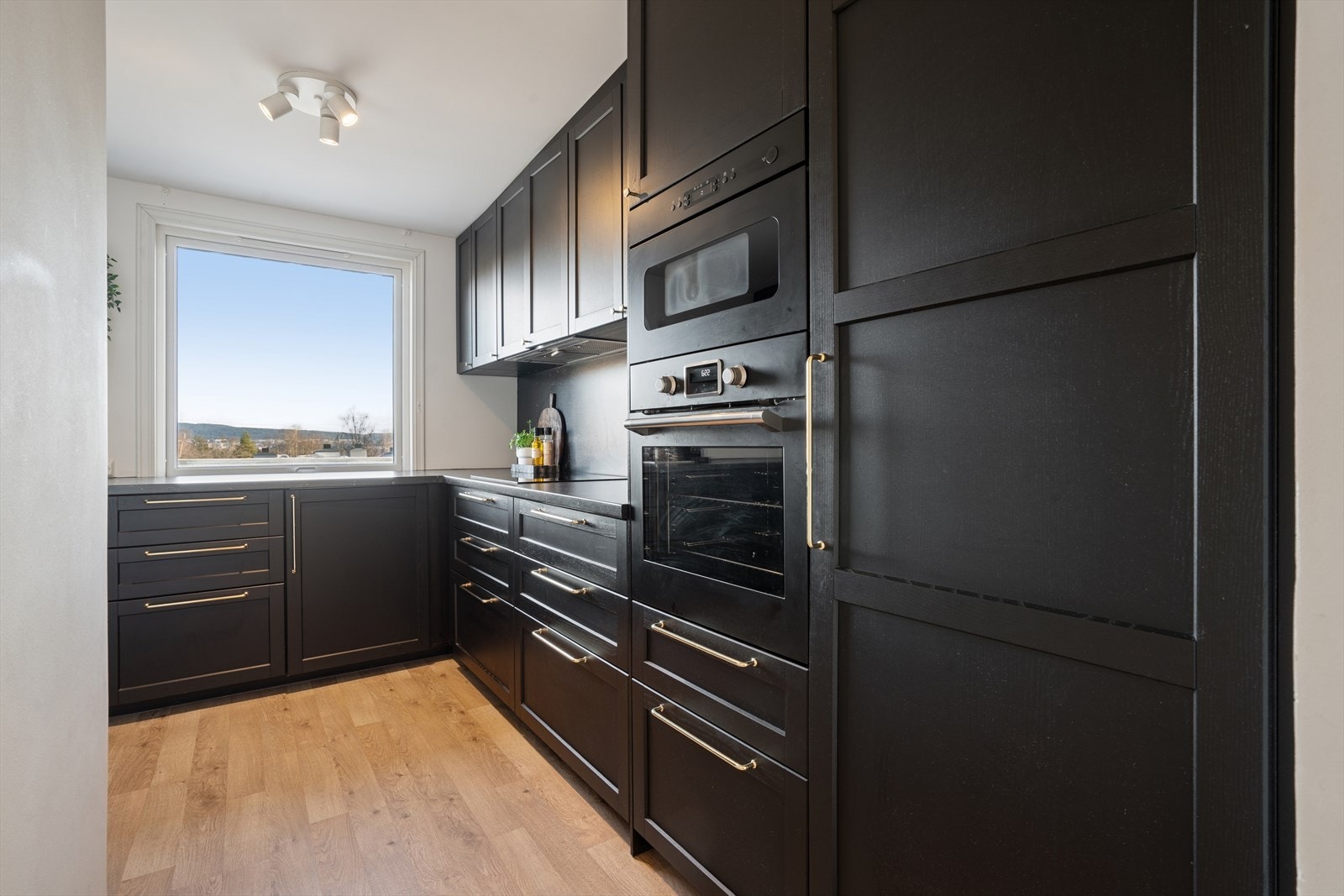 Kjøkkenet er innredet i en praktisk form og har godt med skap- og benkeplass. Galleribilde