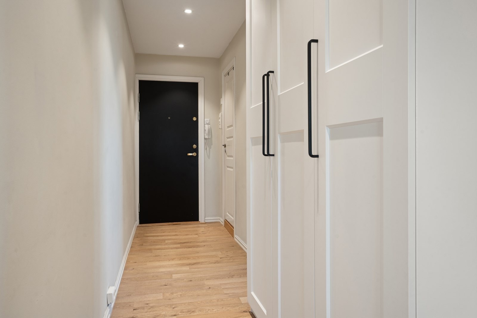 Det er adkomst til leiligheten via felles trappegang. Galleribilde