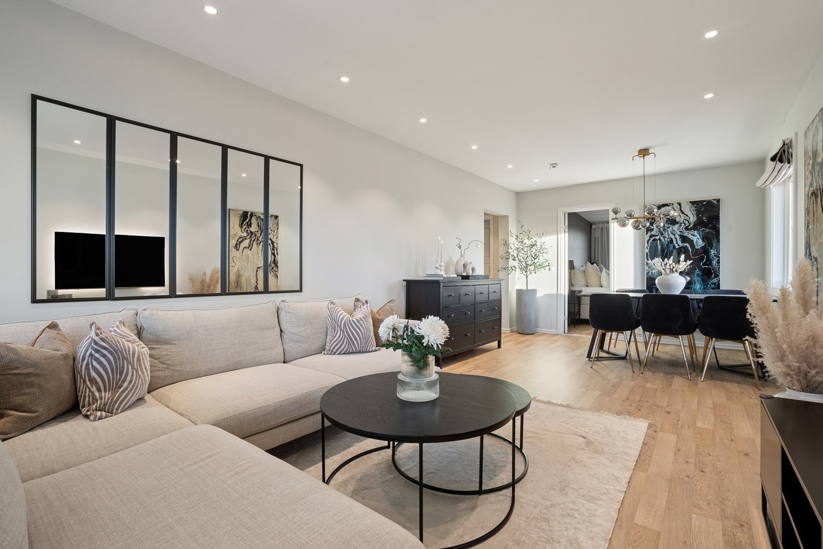 Stuen har plass til flere møbleringsmuligheter for å skape den stuen du selv ønsker. Galleribilde