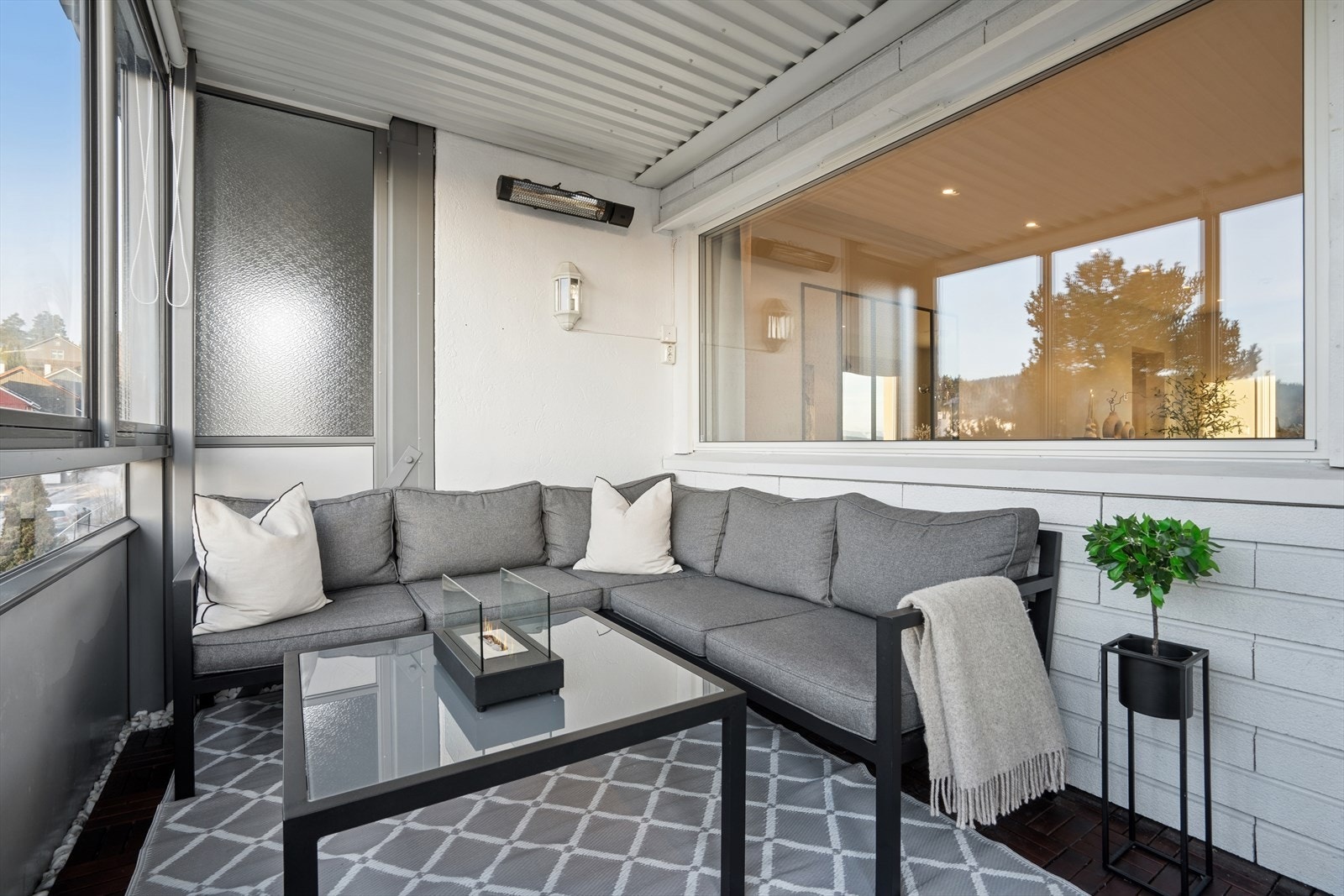 Balkongen fungerer som en forlengelse av stuen på sommerdager. Galleribilde