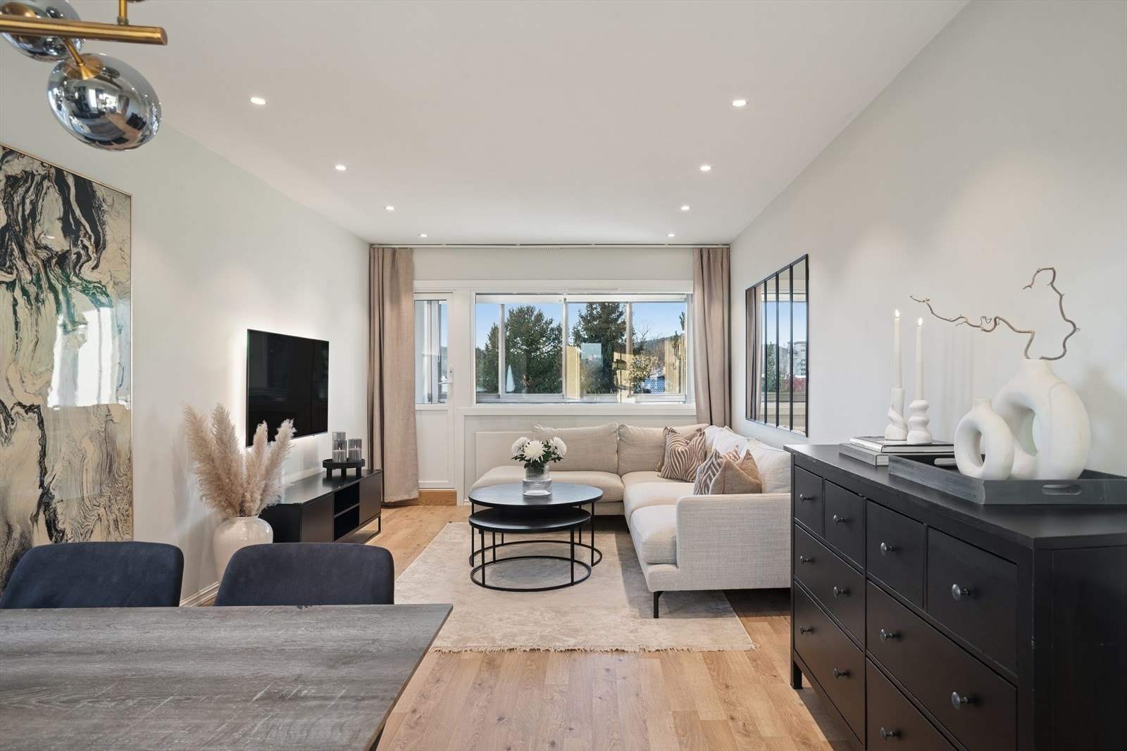 Stuen har store vindusflater som slipper inn mye naturlig lys og skaper en god atmosfære i rommet. Galleribilde