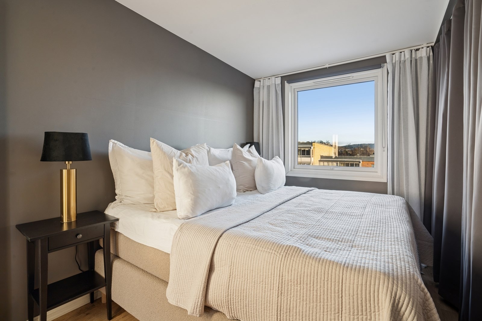 Videre byr leiligheten på to gode soverom. Galleribilde