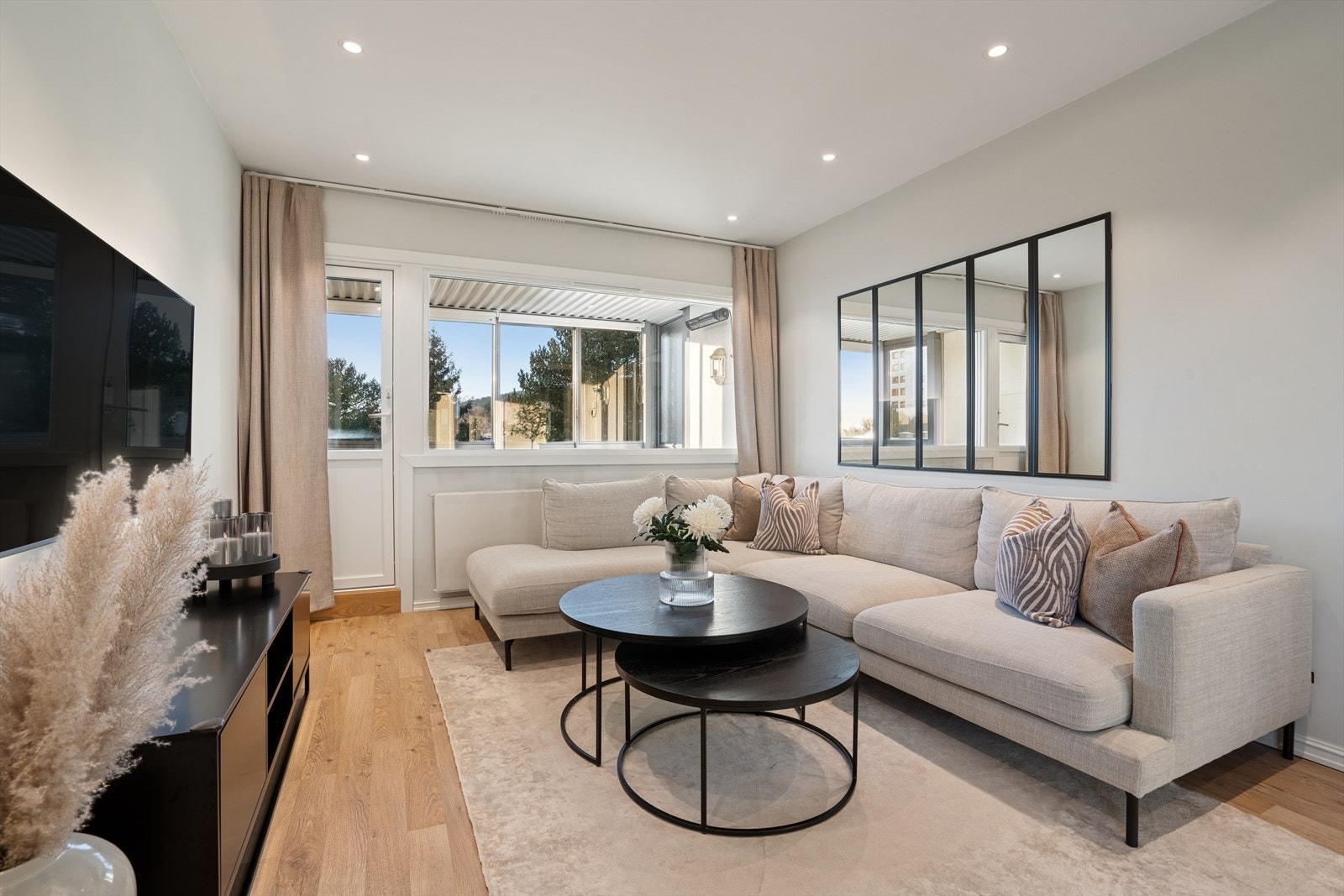 Herfra er det utgang til en innglasset balkong. Galleribilde