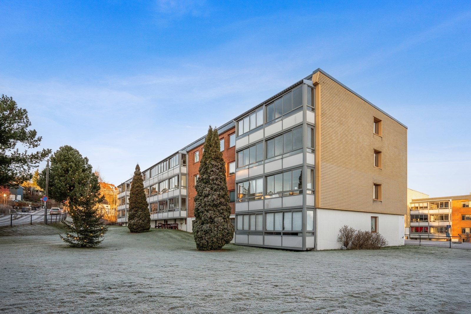 Bakkely Borettslag er pent opparbeidet med plenarealer, diverse beplantning, lekeplass, samt asfalterte internveier og parkeringsarealer. Galleribilde