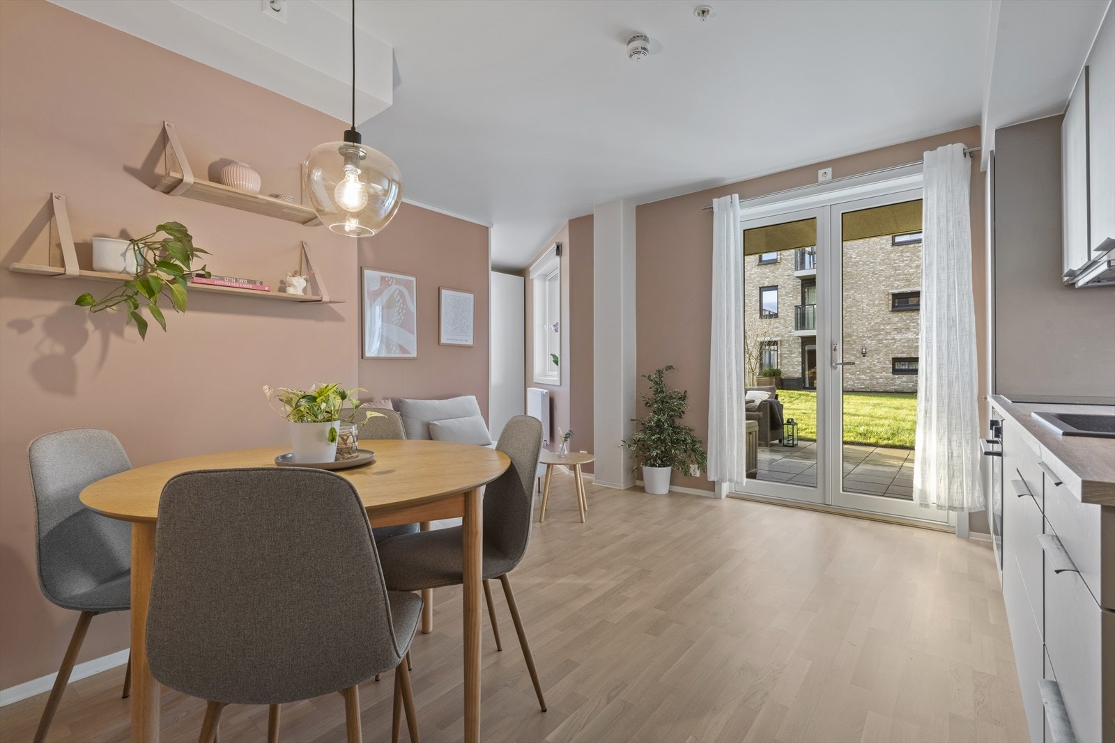 Leiligheten har åpen stue- og kjøkkenløsning med store vindusflater som gir en luftig og åpen romfølelse. Galleribilde