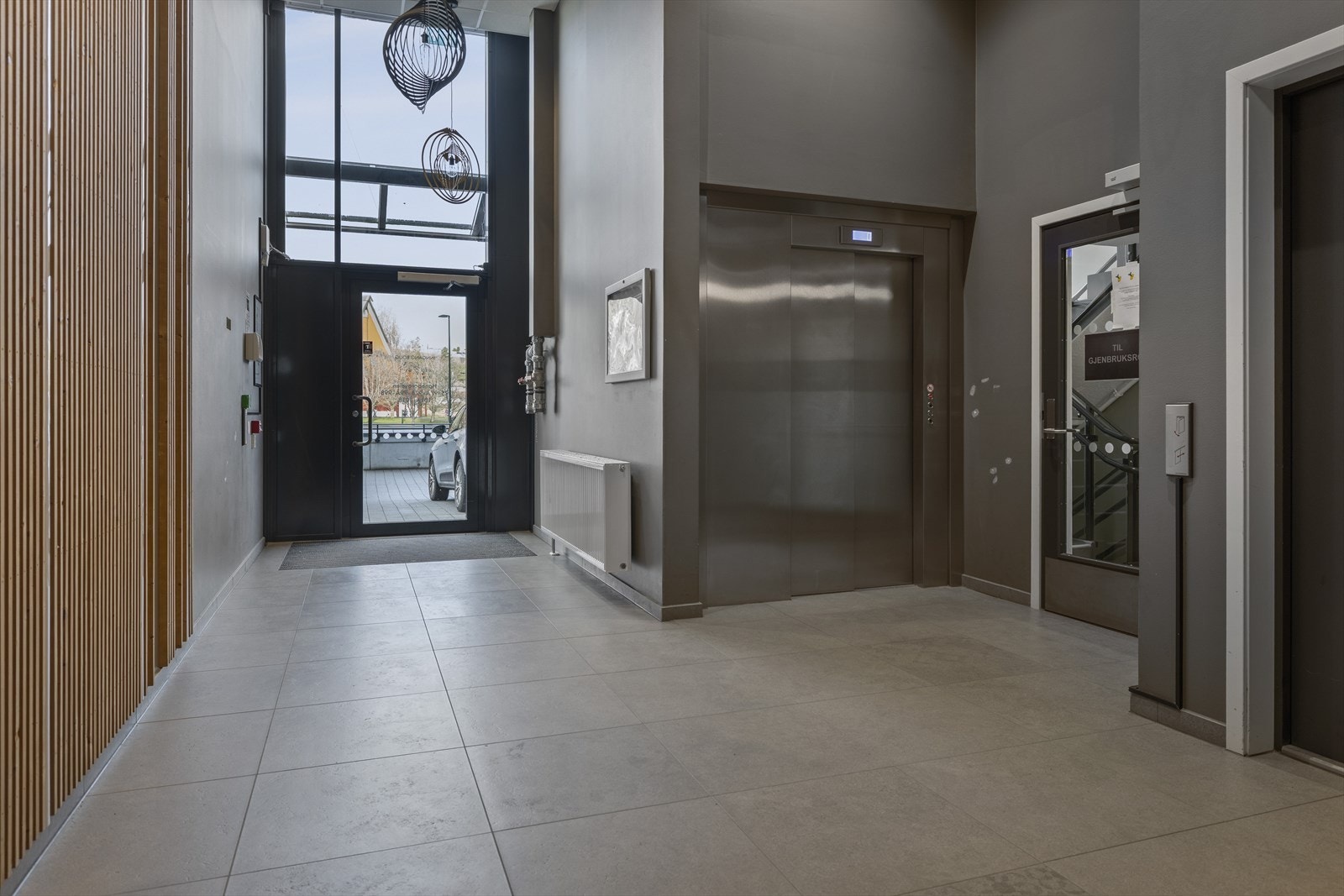 Bygget har heis for enkel adkomst til leiligheten og bod i underetasjen. Samt til Fjellhamar Torg i 1.etg. Galleribilde