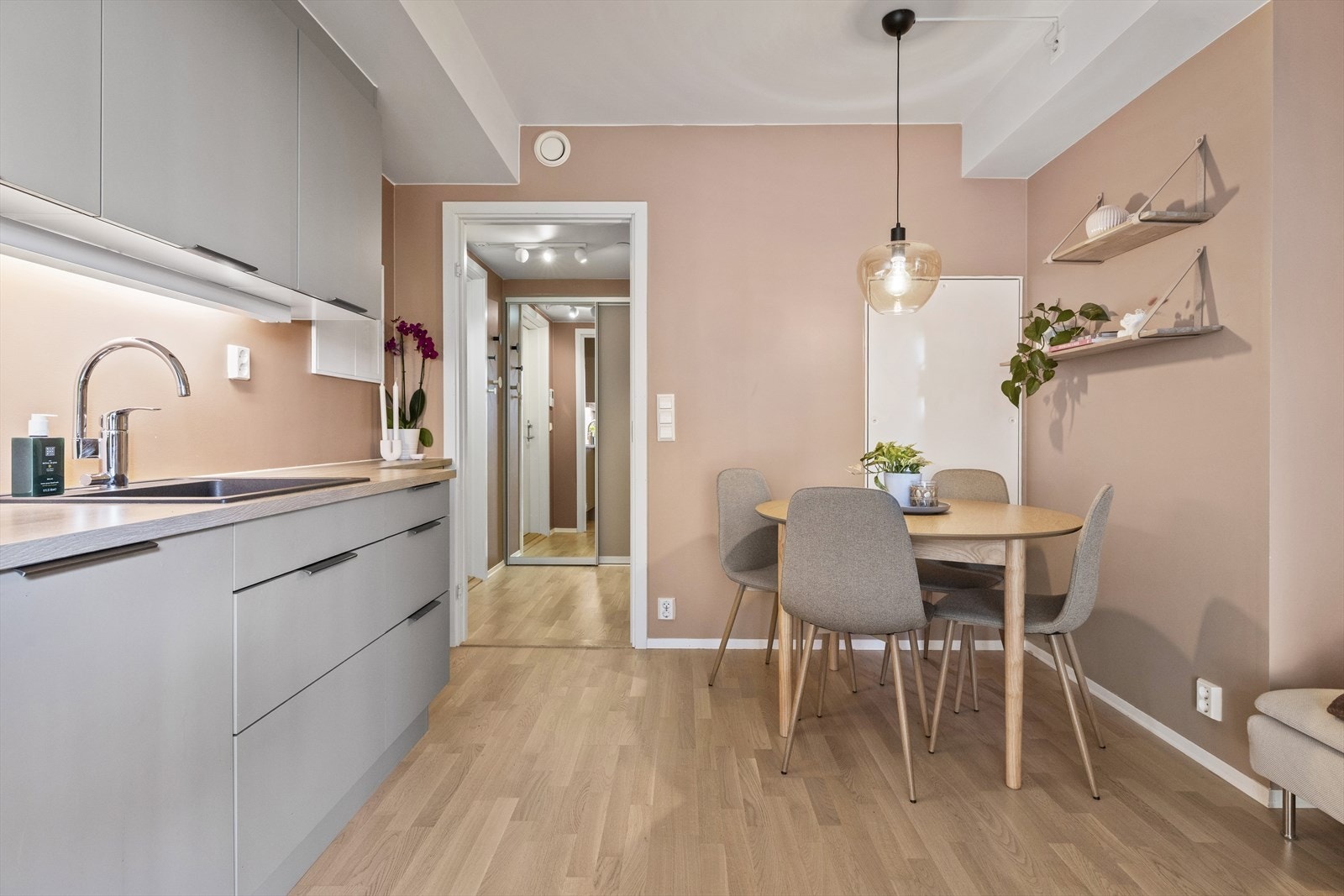 Automatsikringer med skap i kjøkkenvegg. Galleribilde