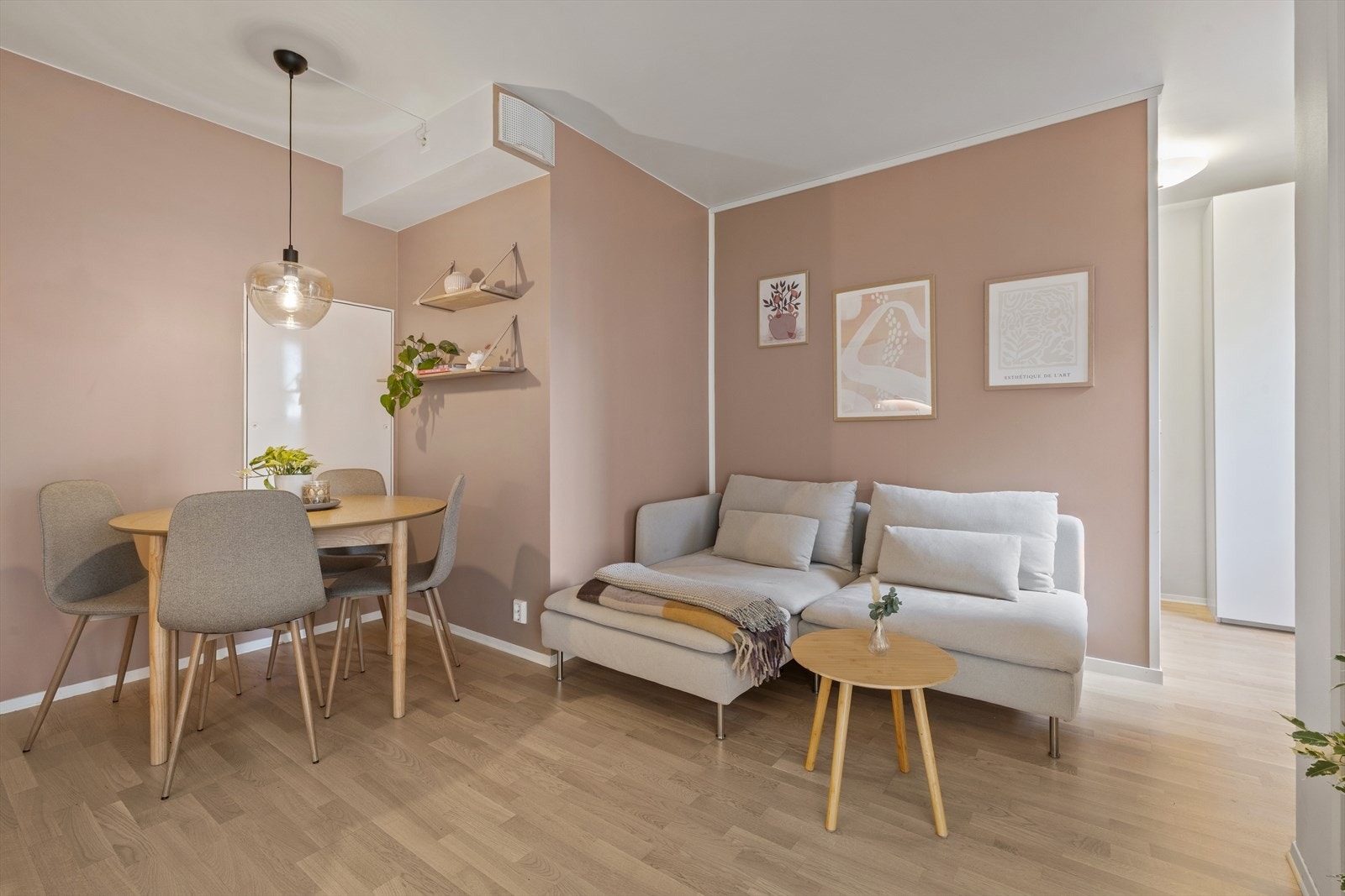 I stuen er det plass til sofagruppe med tilhørende møblement, samt spisebord. Galleribilde