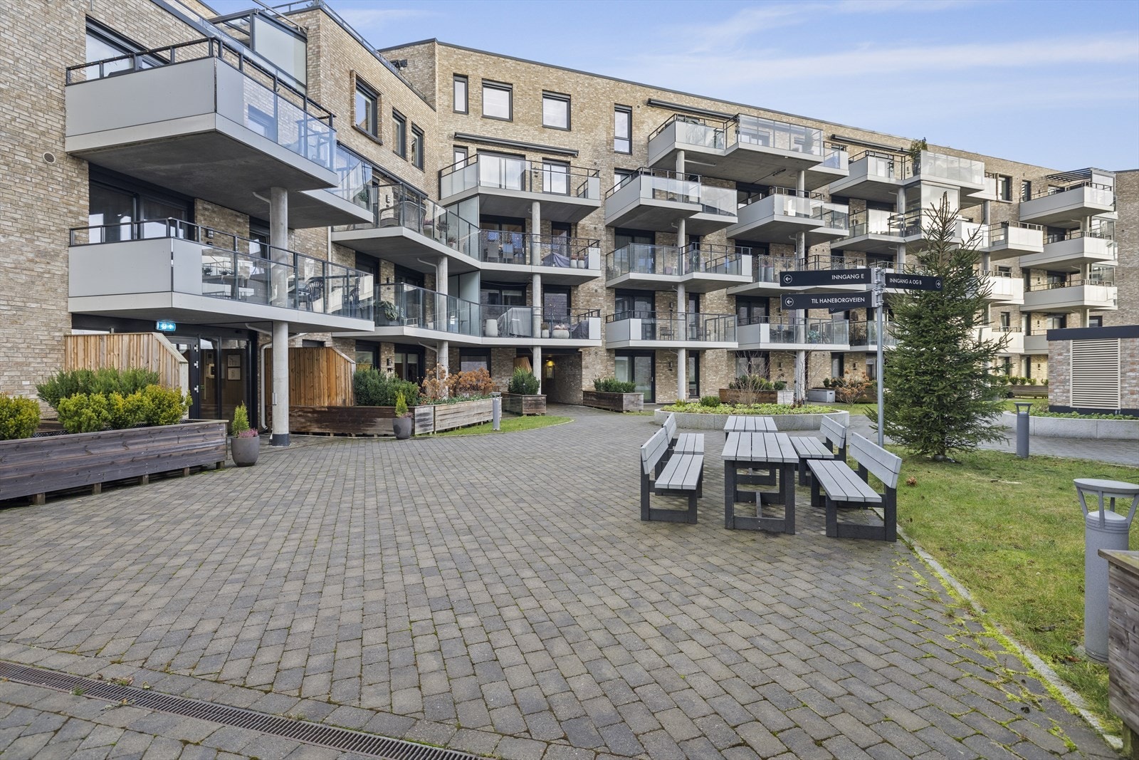 Moderne fasader og et område under stadig utvikling gjør denne boligen svært attraktiv. Galleribilde