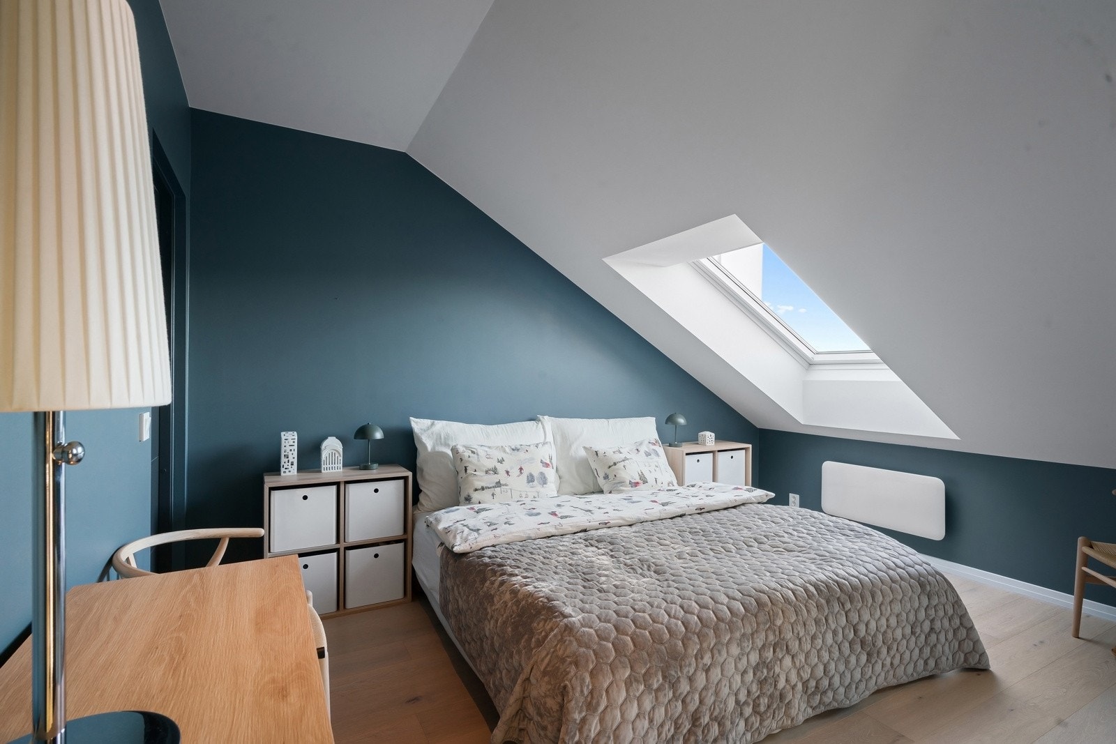 Romslig soverom med gode garderobeløsninger og plass til dobbeltseng og kommode Galleribilde