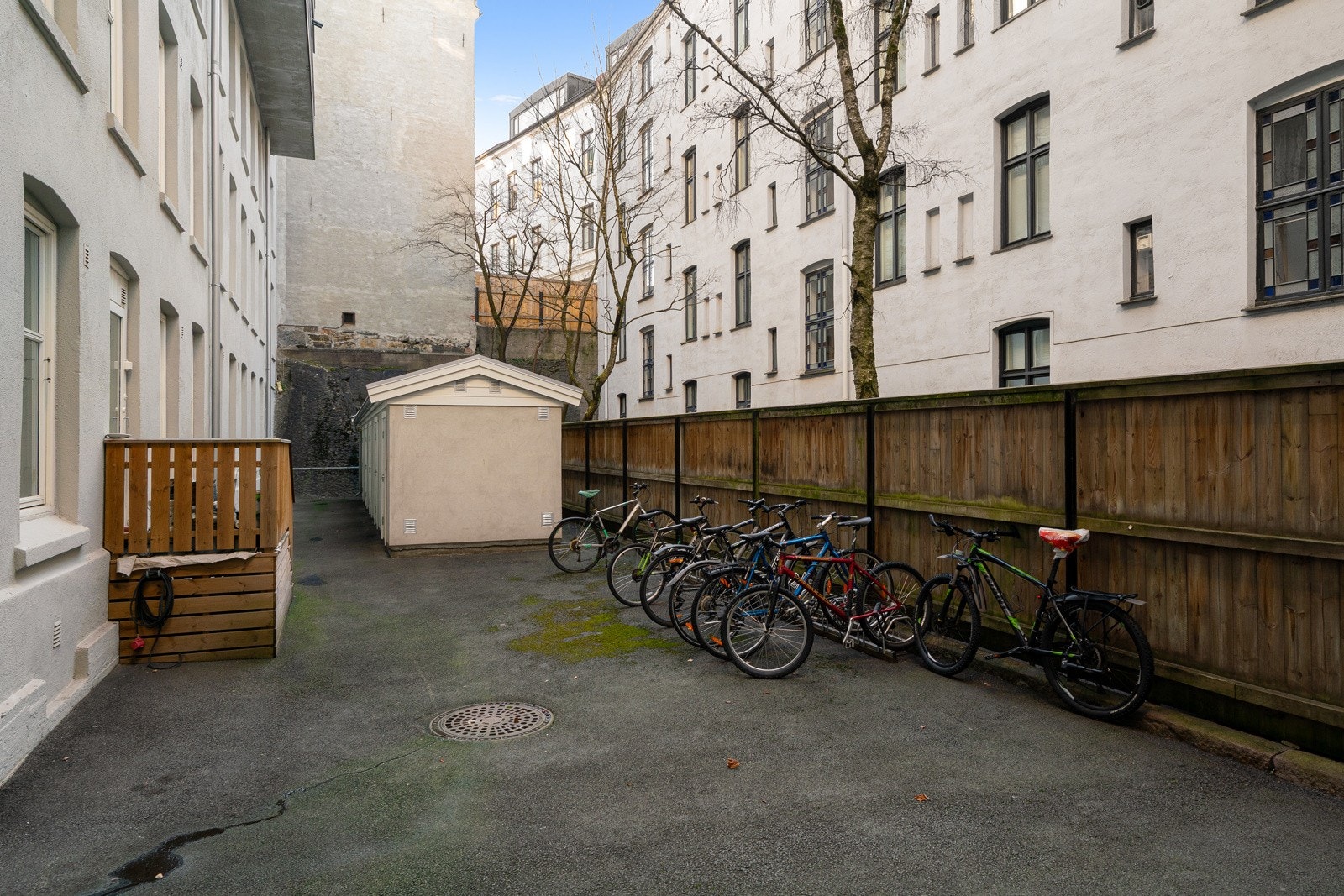 Bakgård med sykkelparkering og nybygget bod Galleribilde