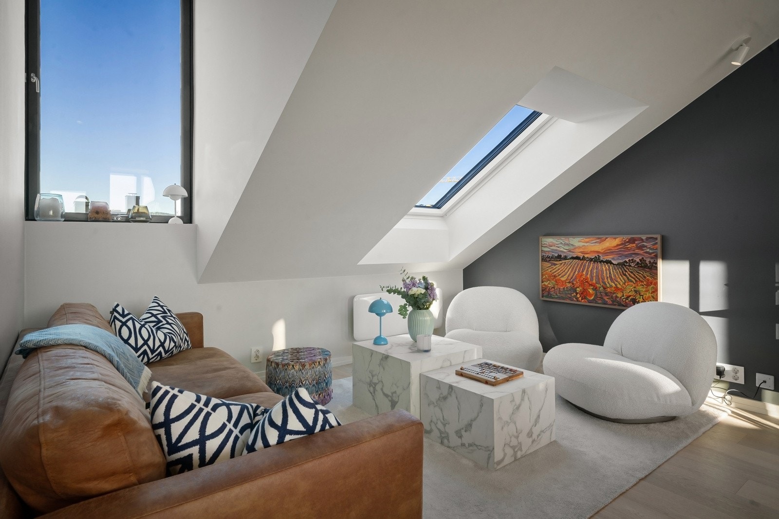 Stue med store vinduer mot vest Galleribilde