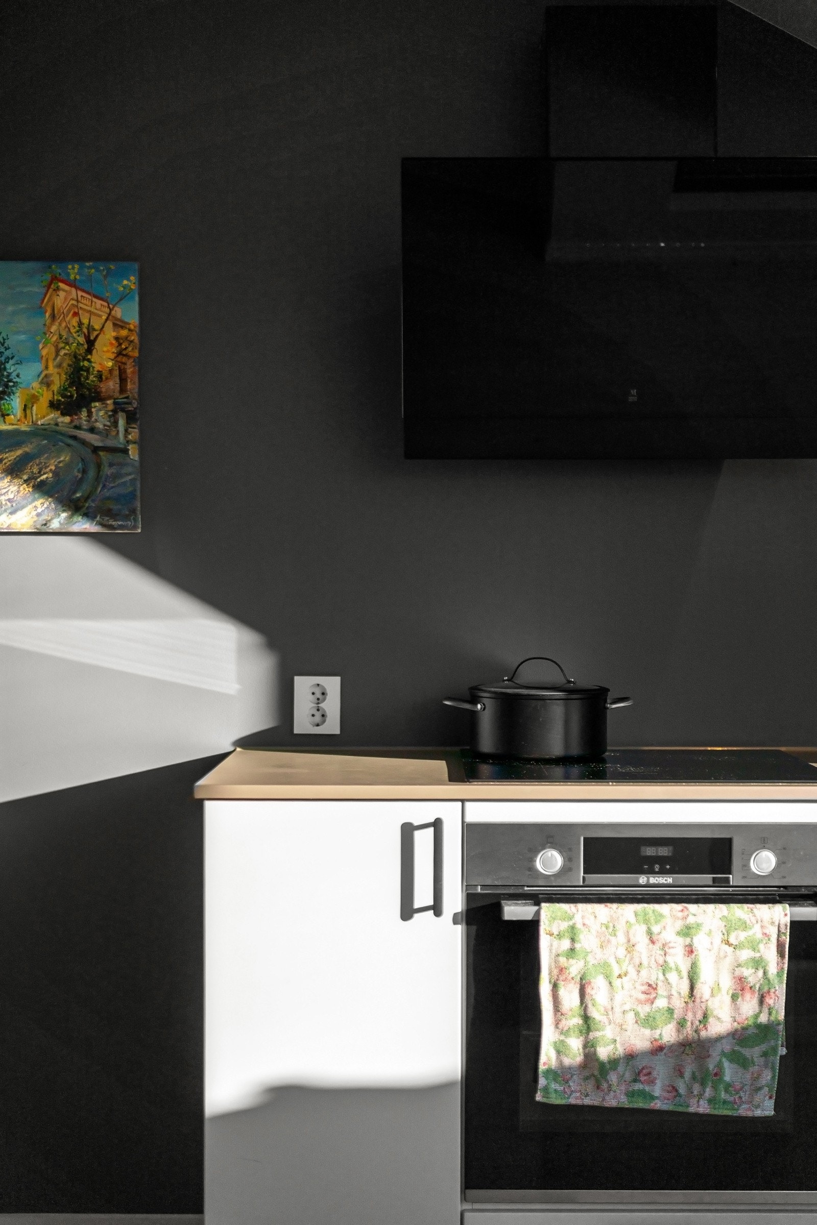 Leiligheten har flere vinduer som gir gode lysforhold Galleribilde