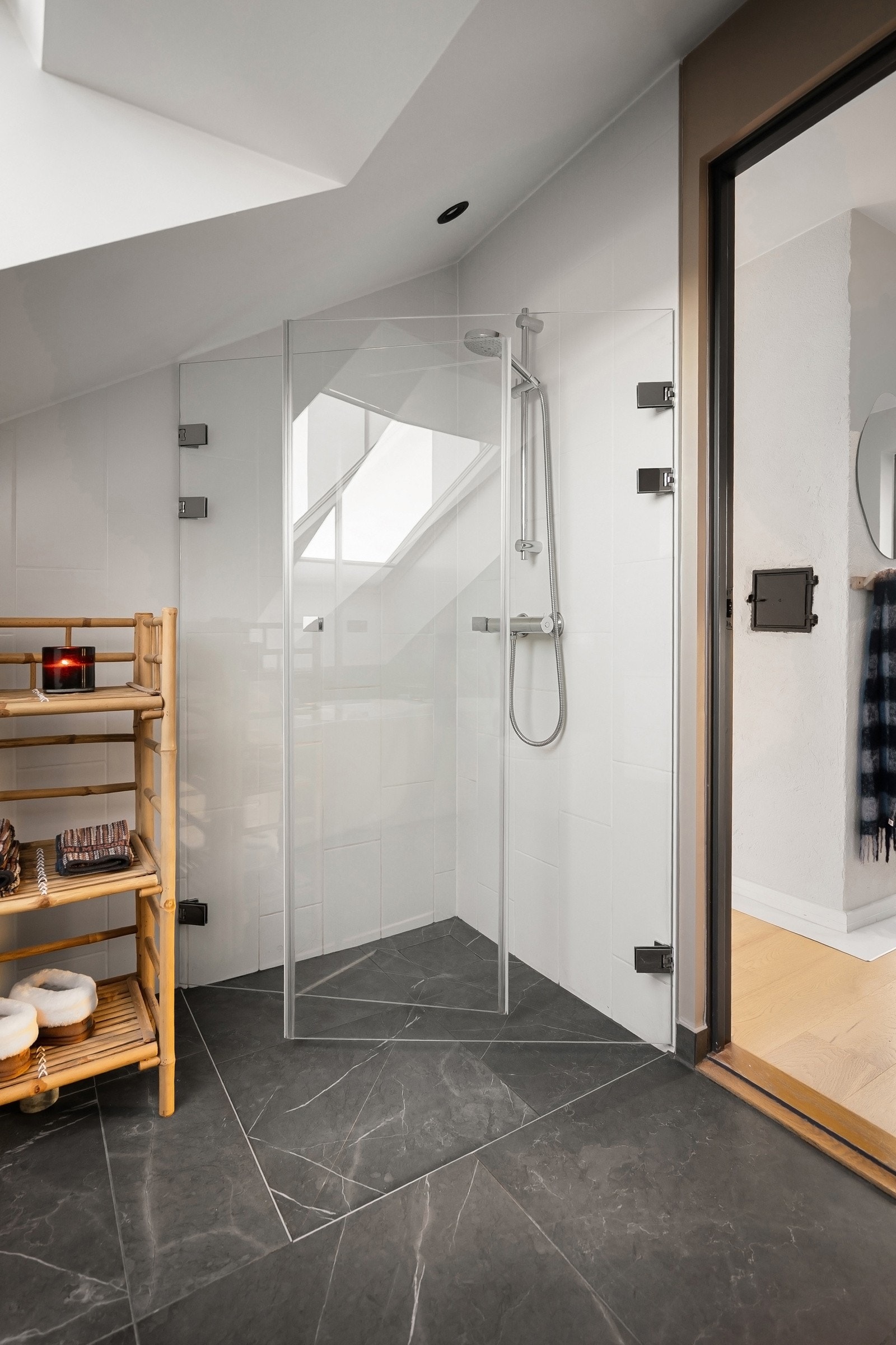 Praktisk og stort dusjhjørne med innfellbare dører for plassbesparing Galleribilde
