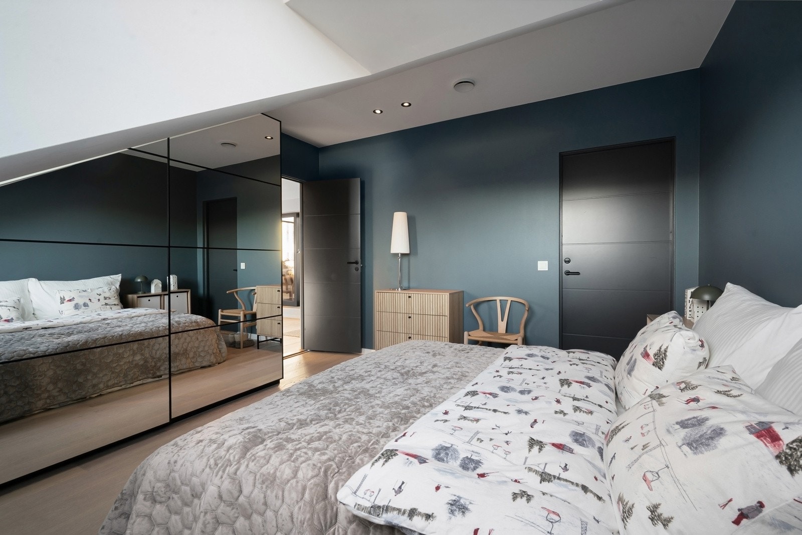 Soverommet har godt med naturlig lys fra stort takvindu Galleribilde