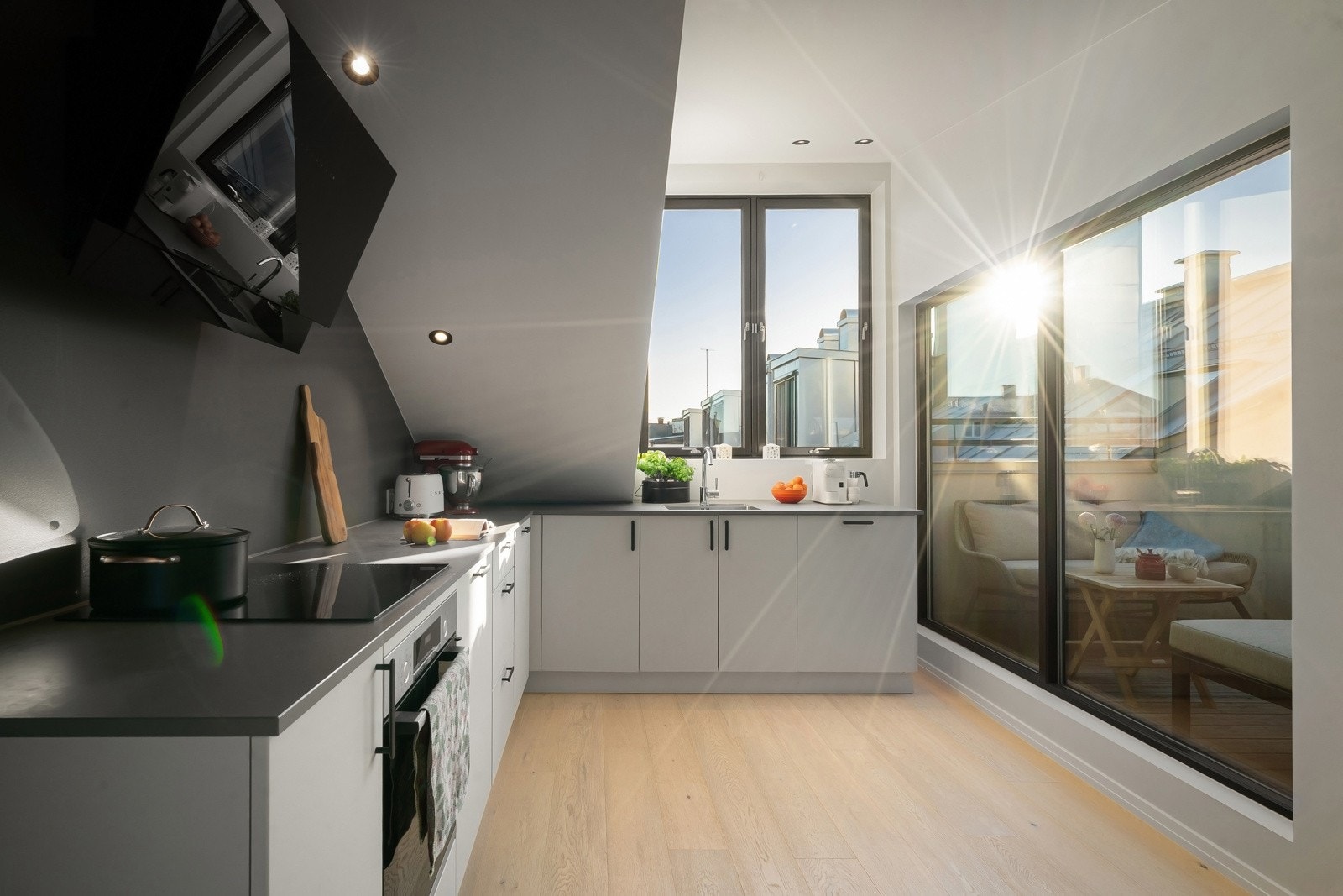 Leiligheten er belagt med lekker 1-stavs eikeparkett fra 2019 Galleribilde