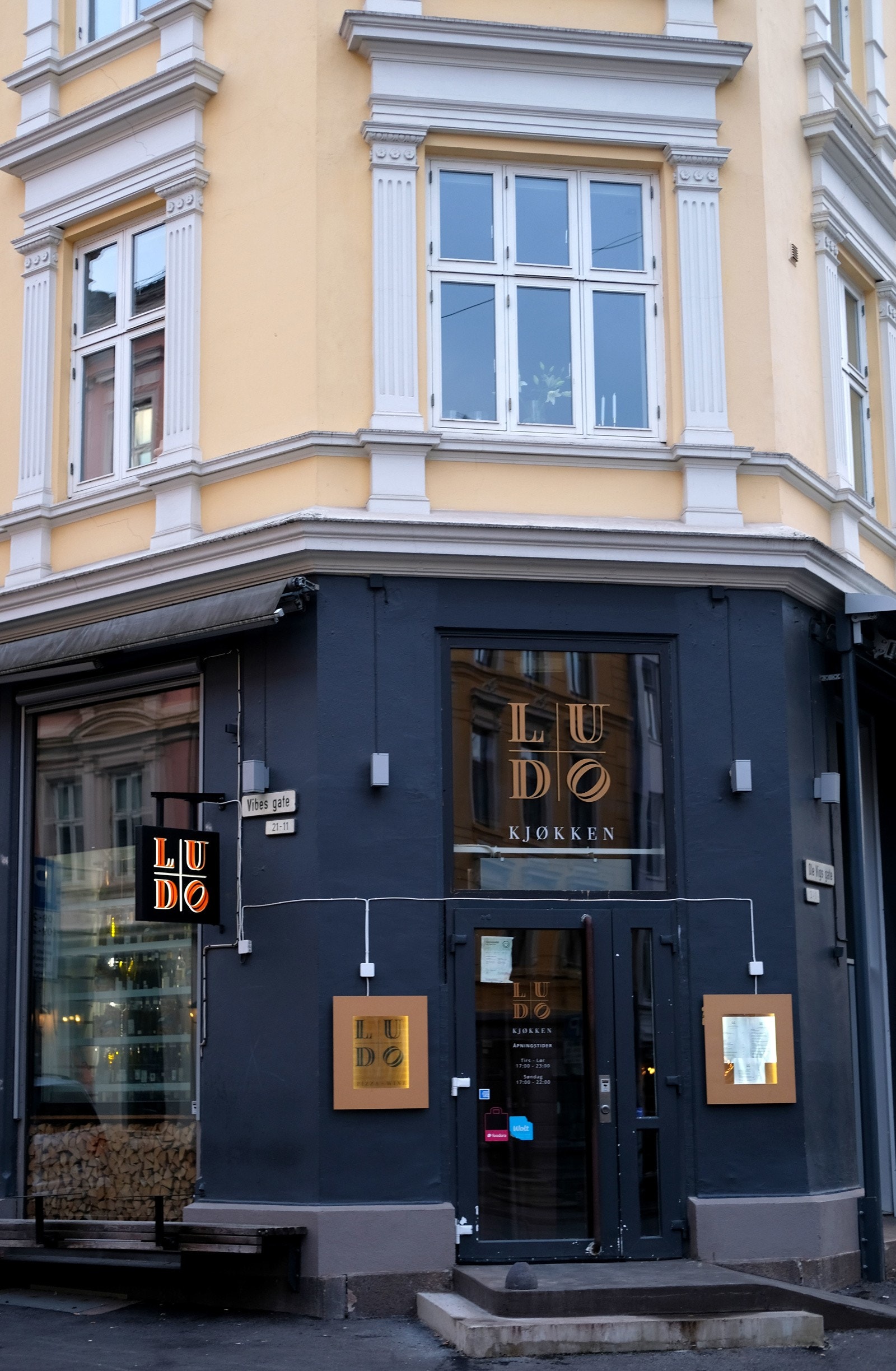 Området har flere restauranter, utesteder og shoppingmulighet, i tillegg til et vidstrakt kollektivtilbud Galleribilde