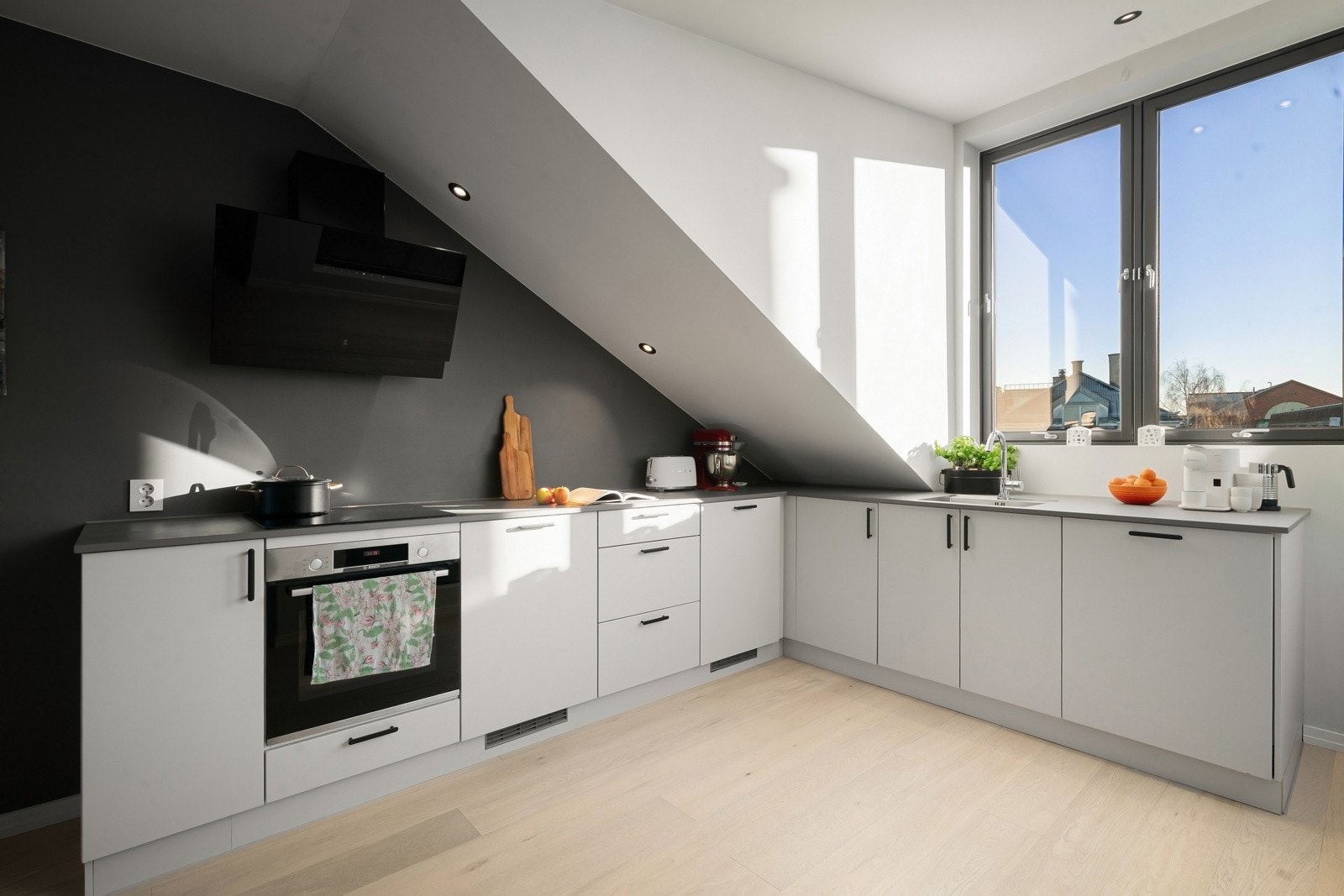 Delikat KVIK kjøkken med stor benkeplass og integrerte hvitevarer Galleribilde