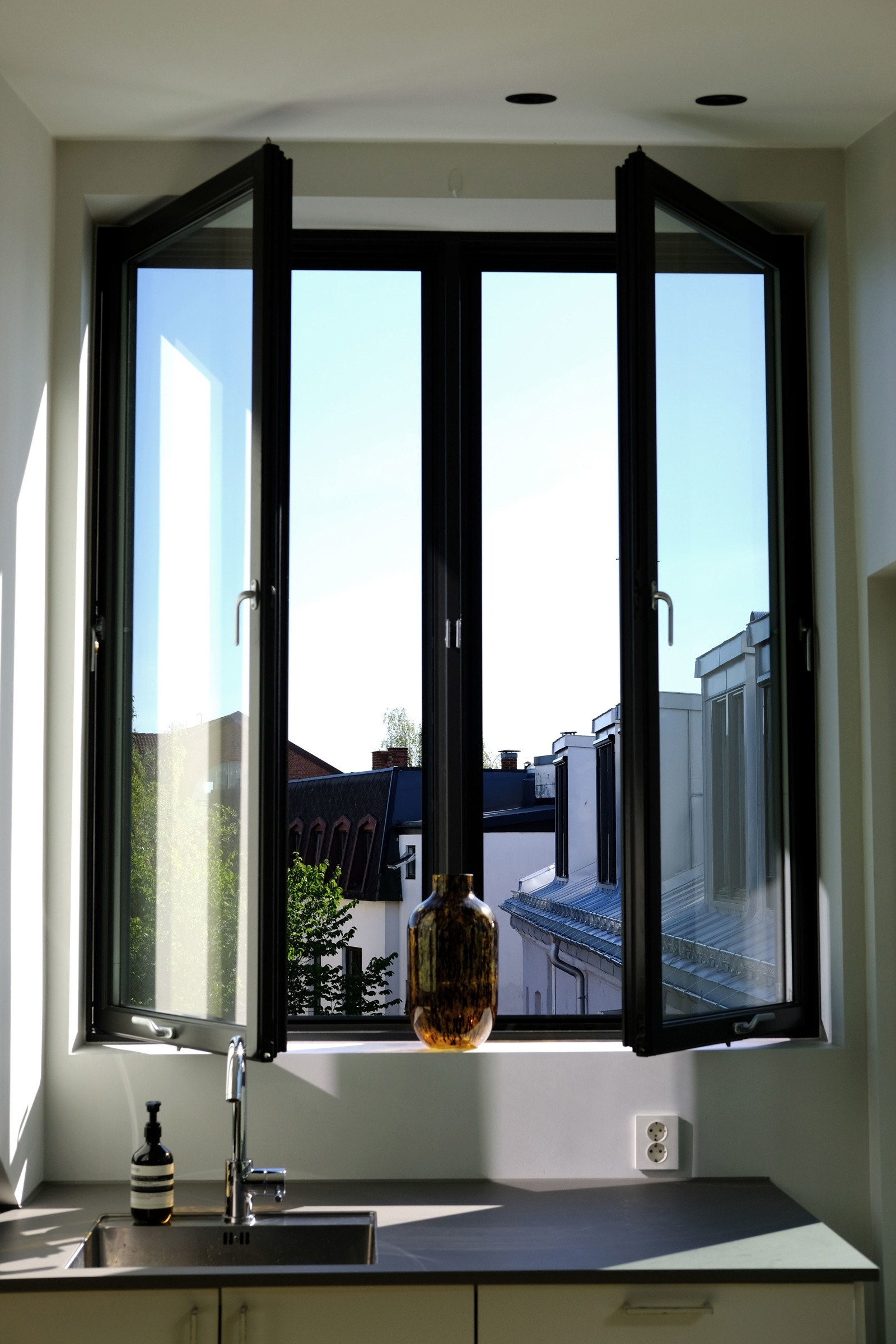 Store vinduer fra kjøkken og ut mot bakgård og nærområdet Galleribilde