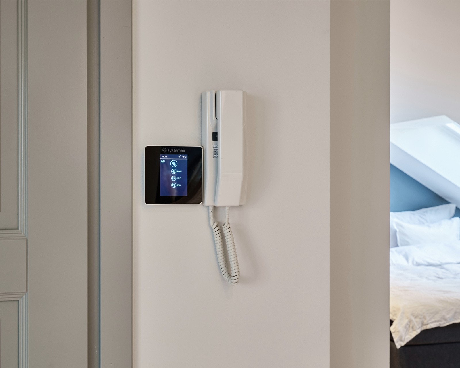 Dørcalling til hoveddøren og betjeningspanel for balansert ventilasjon Galleribilde