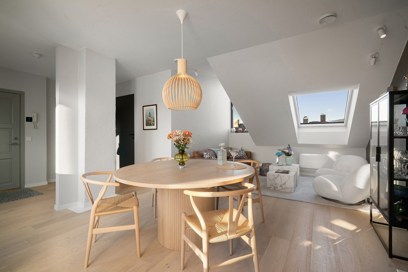 Stor og sosial stue med åpen kjøkkenløsning Galleribilde