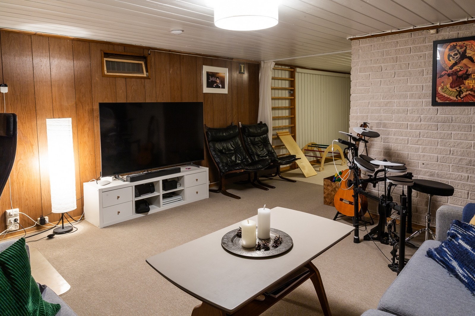 Kjellerstue som egner seg godt som TV-stue, lekerom eller ekstra oppholdsrom. Se plantegning Galleribilde