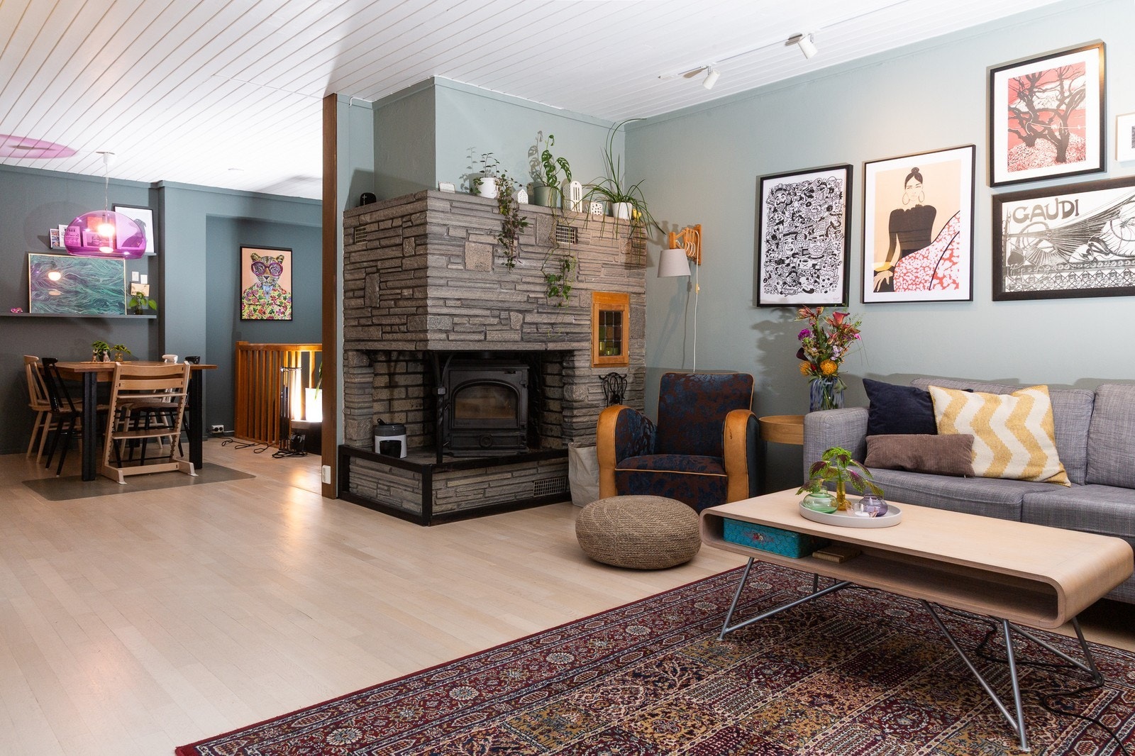 Stuen har god plass til både sofagruppe og spisebord, og er enkel å møblere. Galleribilde