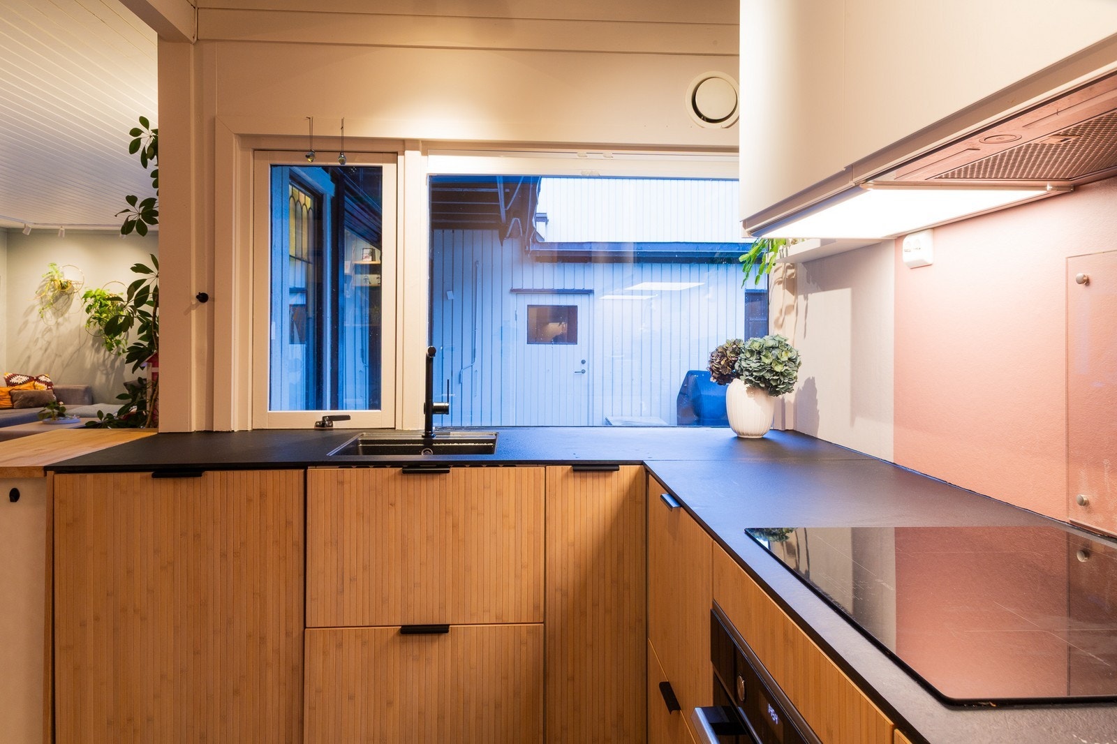 Funksjonelt kjøkken med gode arbeidsflater og rikelig skapplass. Galleribilde