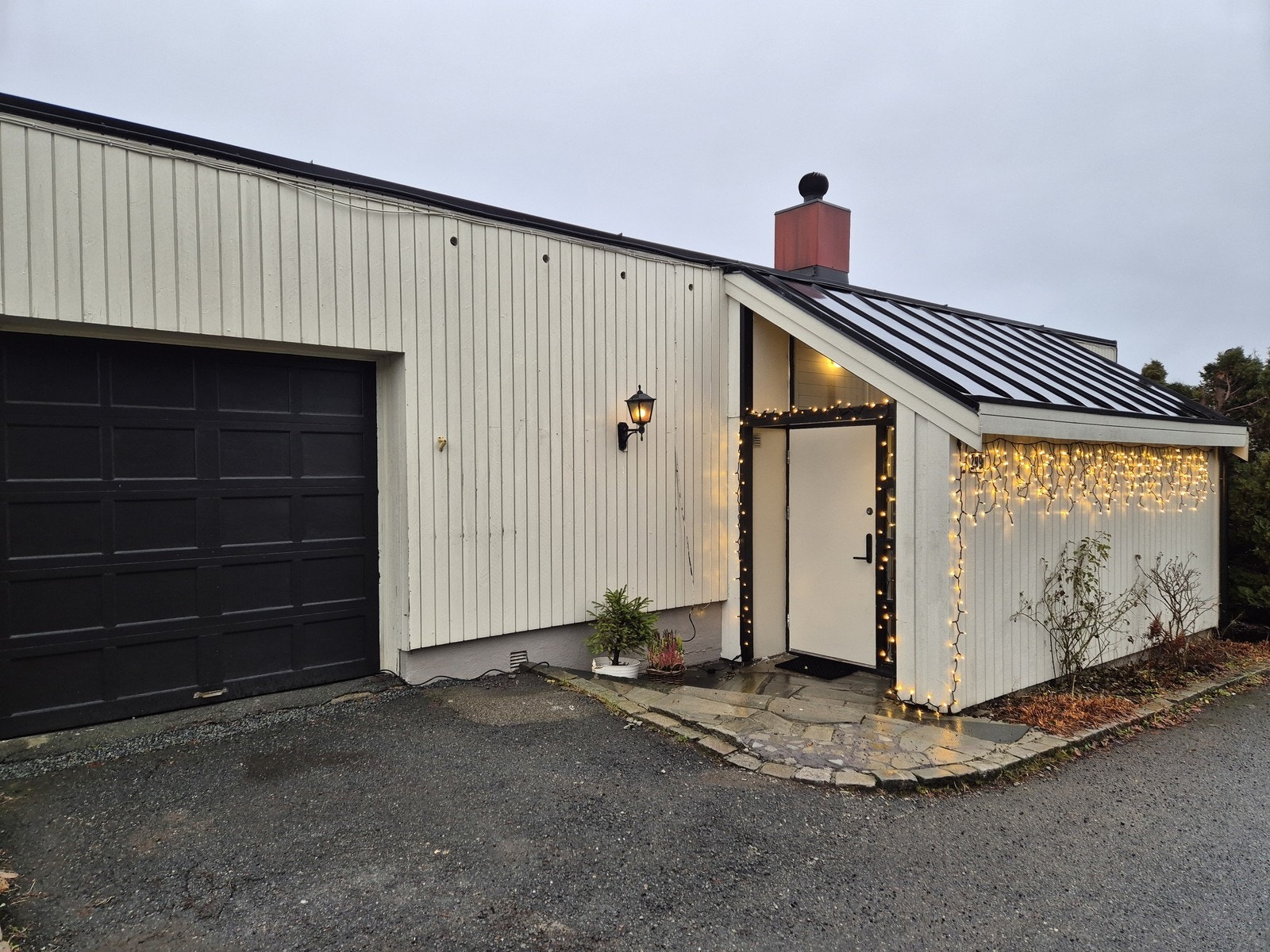 Eiendommen disponerer garasje med el-billader. Galleribilde