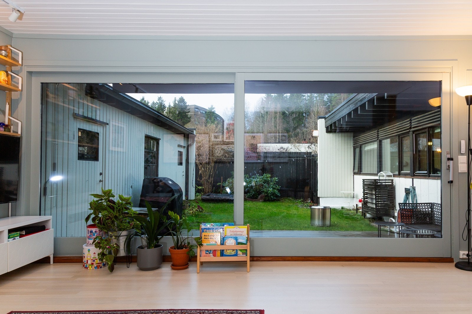 Fra stuen er det utsyn og direkte adkomst til den private og skjermede atriumshagen. Galleribilde