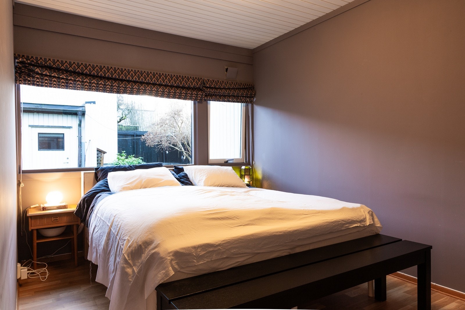 Romslig hovedsoverom med plass til dobbeltseng og oppbevaringsløsninger. Galleribilde