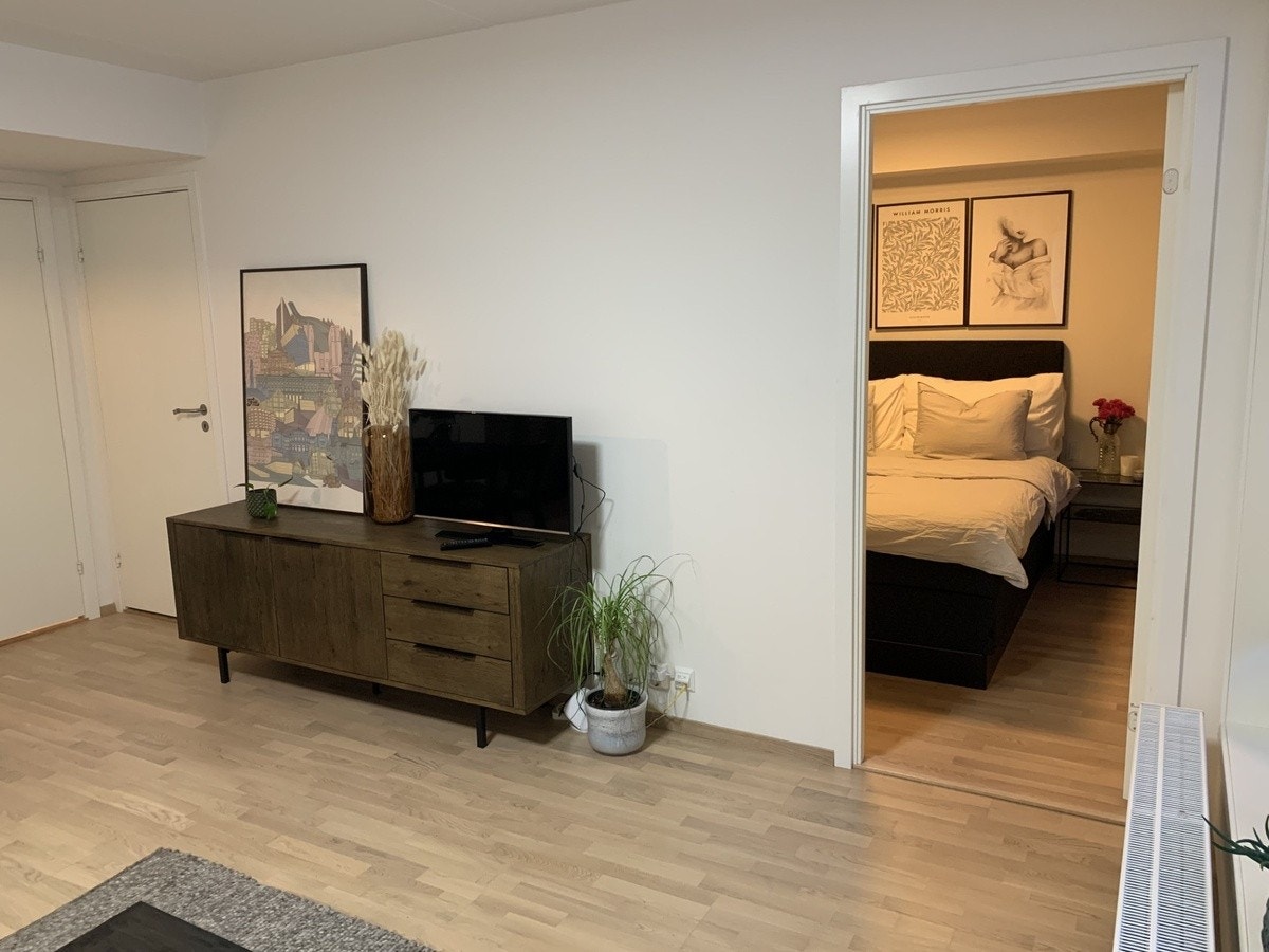 Stue med dør inn til hovedsoverom Galleribilde