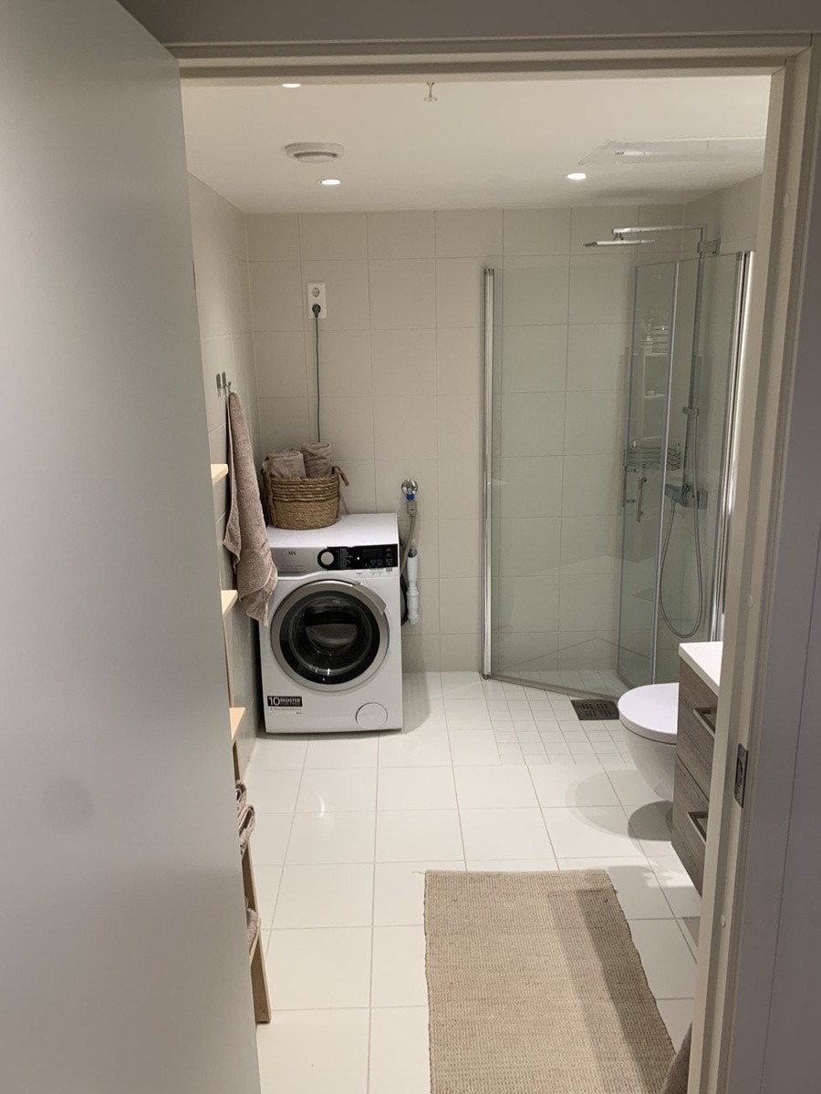 Bad med vaskemaskin Galleribilde