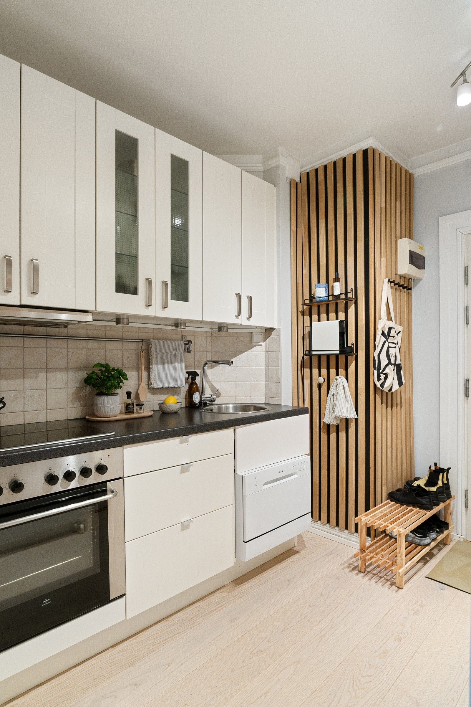 Selger: "Fordi kjøkkenet ligger ved inngangen, blir det mye plass i stuen." Galleribilde