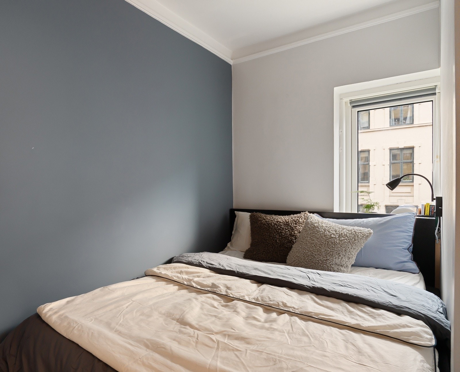 Soverommet vender mot en rolig gate. Galleribilde