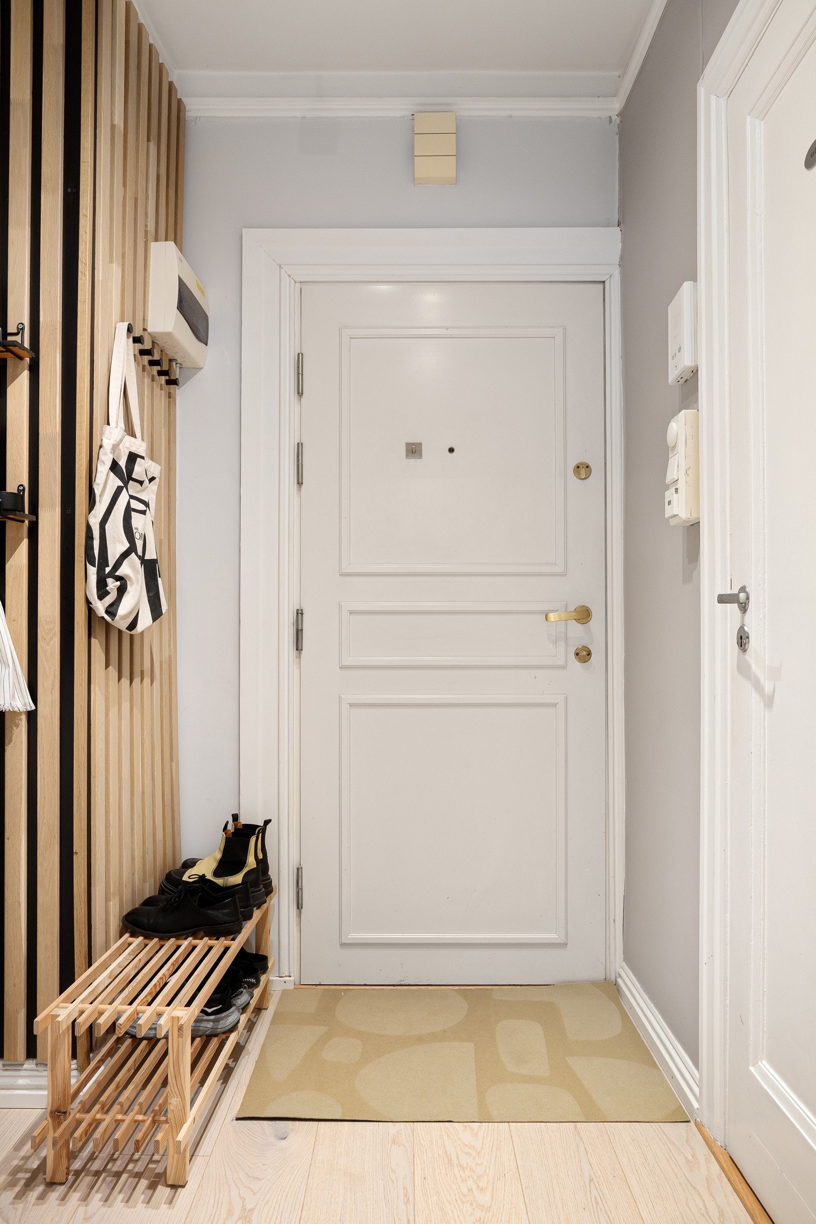 Mye oppbevaring i leiligheten og to boder, en loftsbod med et gulvareal på 6,5 m² og en kjellerbod med et gulvareal på 1,3 m². Galleribilde