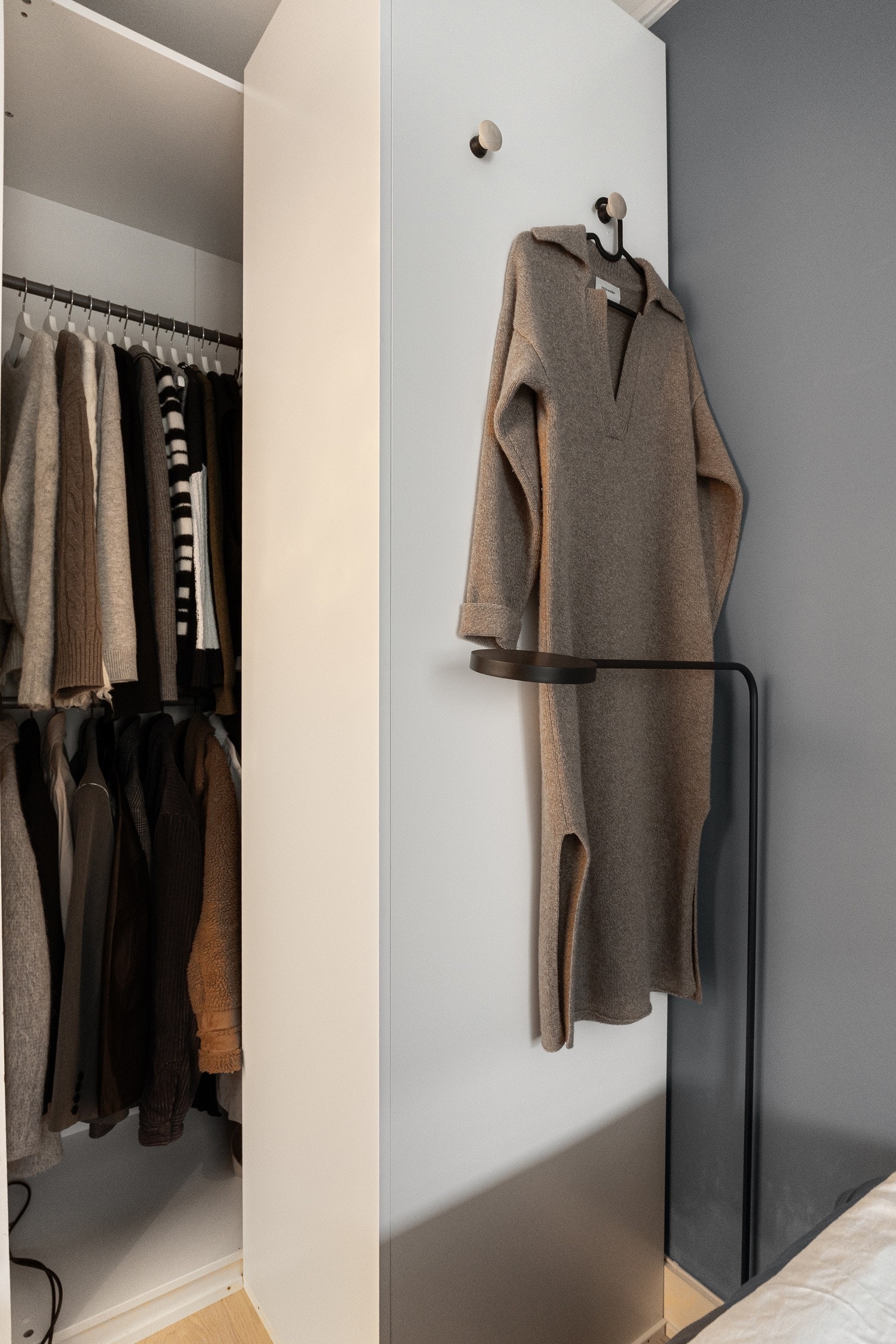 Selger: "Soverommet er veldig godt utformet, med nok plass til klær i et garderobeskap og under sengen, samt en stor seng for en god natts søvn." Galleribilde