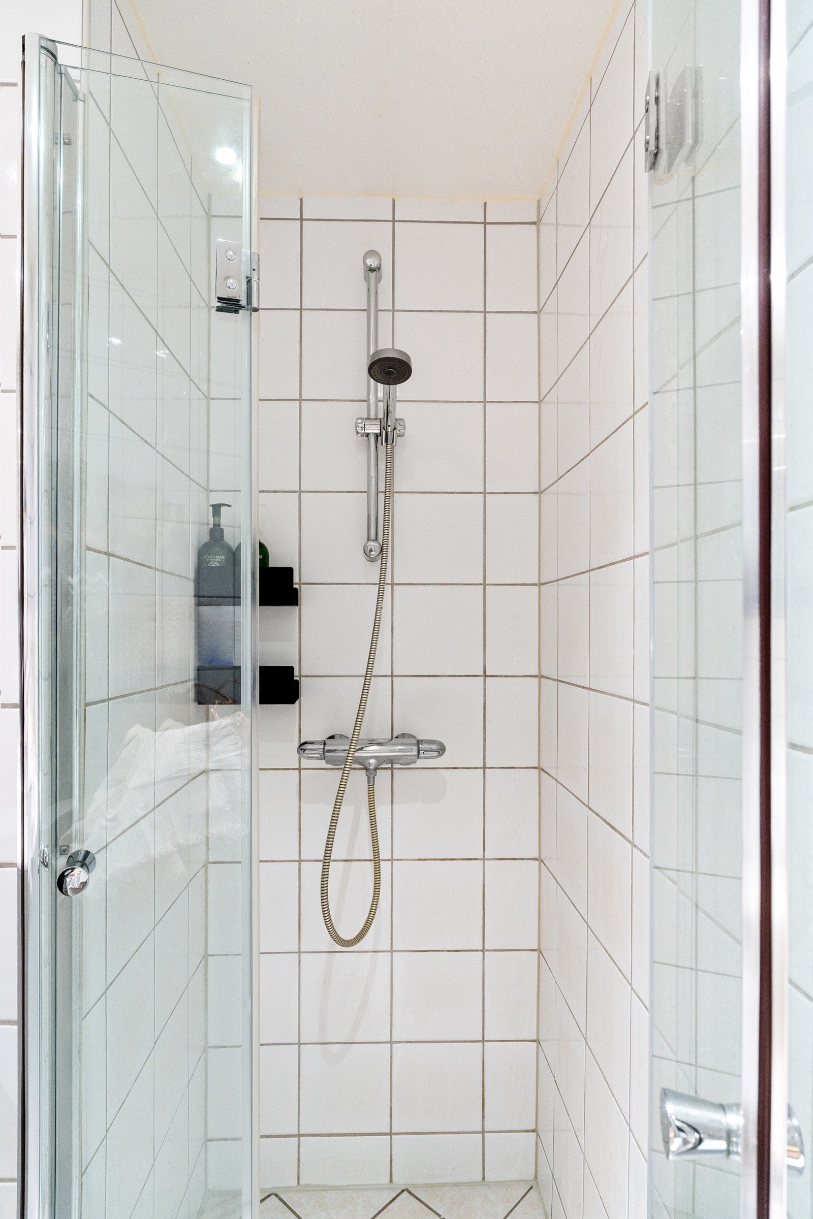 Dusjsone med svingdører i glass. Opplegg for vaskemaskin. Galleribilde