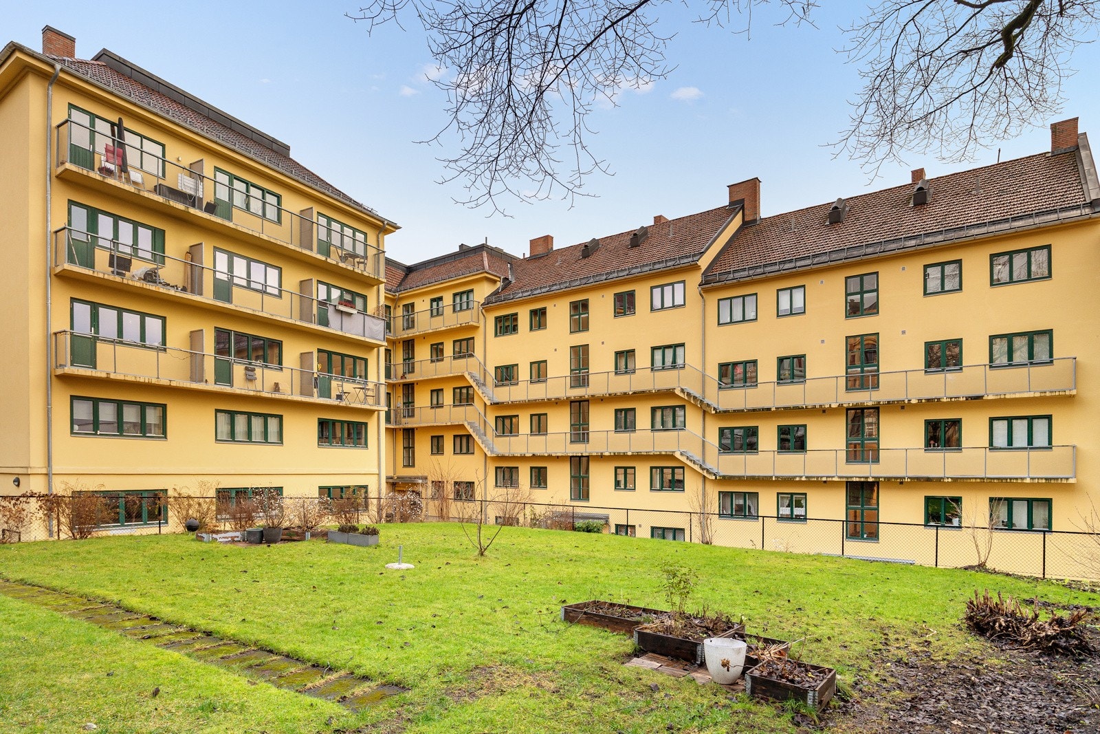 Selger: "Et rolig og hyggelig nabolag! Hyggelige og snille naboer, som tar godt vare på bakgården. Om sommeren er hagen pent opparbeidet, og det settes ut utemøbler og grill." Galleribilde