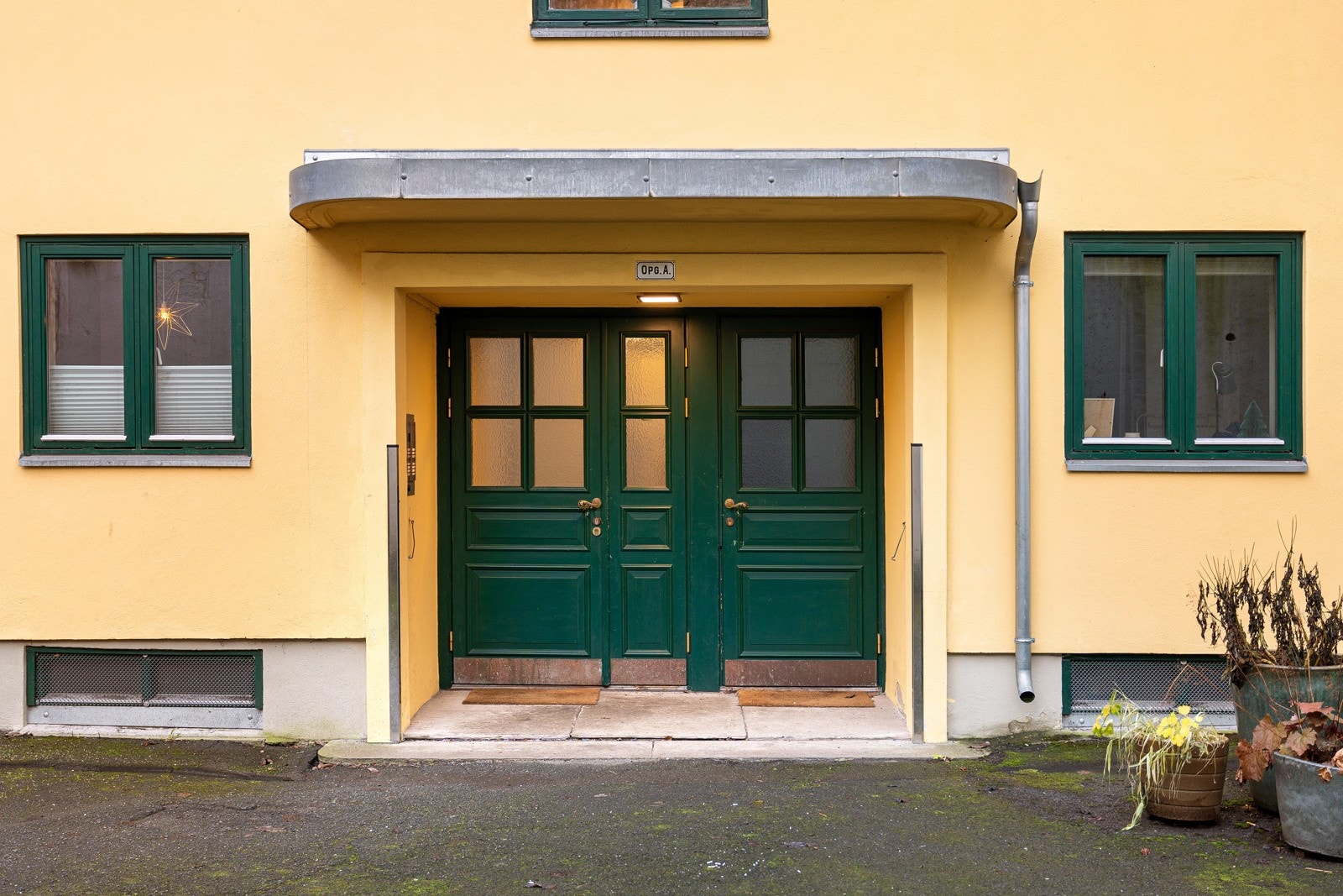 Siden leiligheten ligger i første etasje fra bakgården, slipper jeg å bære matvarer og andre tunge ting opp trapper. Galleribilde