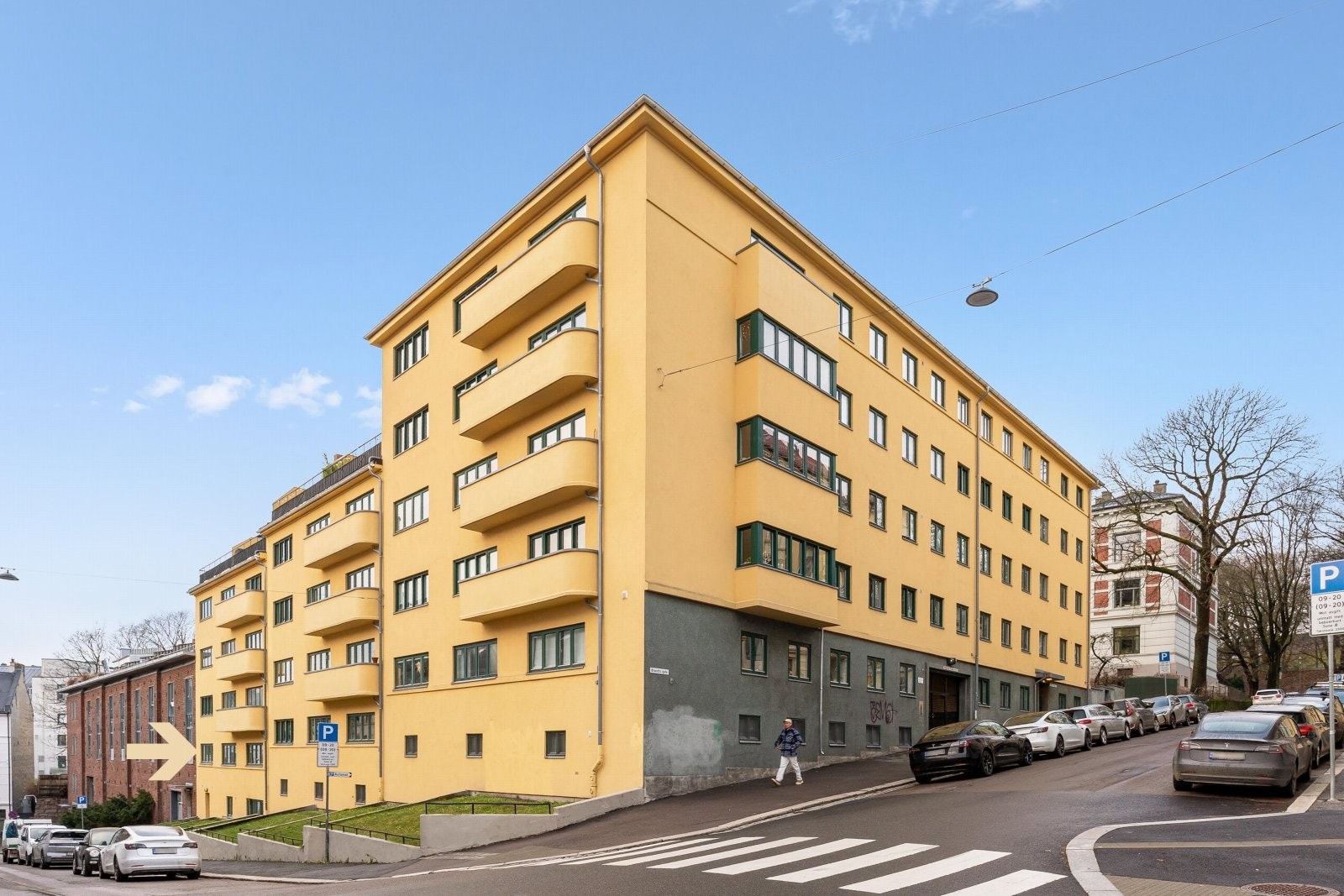 Selger: "Selv om leiligheten ligger i første etasje, er den ikke på bakkeplan - det bor faktisk folk under meg." Se pil. Galleribilde