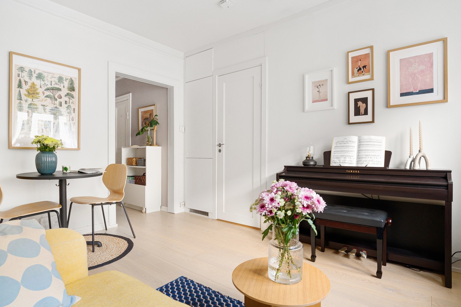 Svært behagelig romfølelse, da leiligheten får mye naturlig lys og har en god himlingshøyde på 2,53 meter. Galleribilde