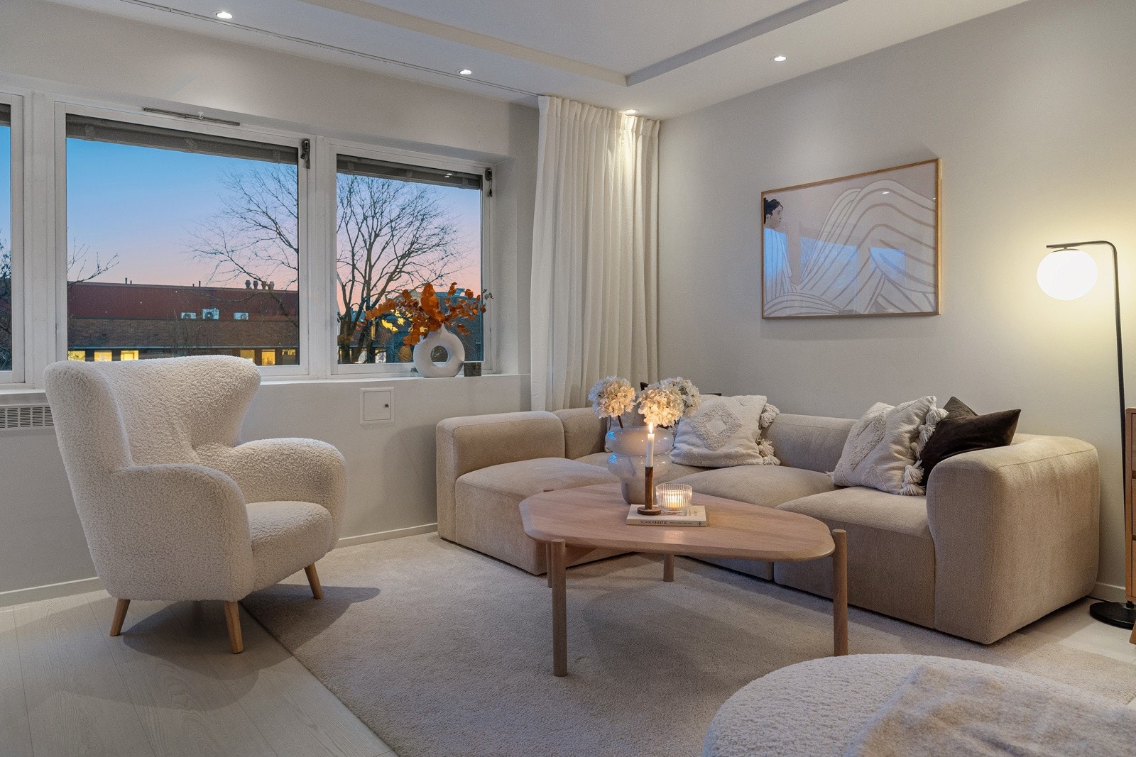 Minimalt med innsyn gir en tilbaketrukket følelse midt i byens hjertepunkt. Galleribilde