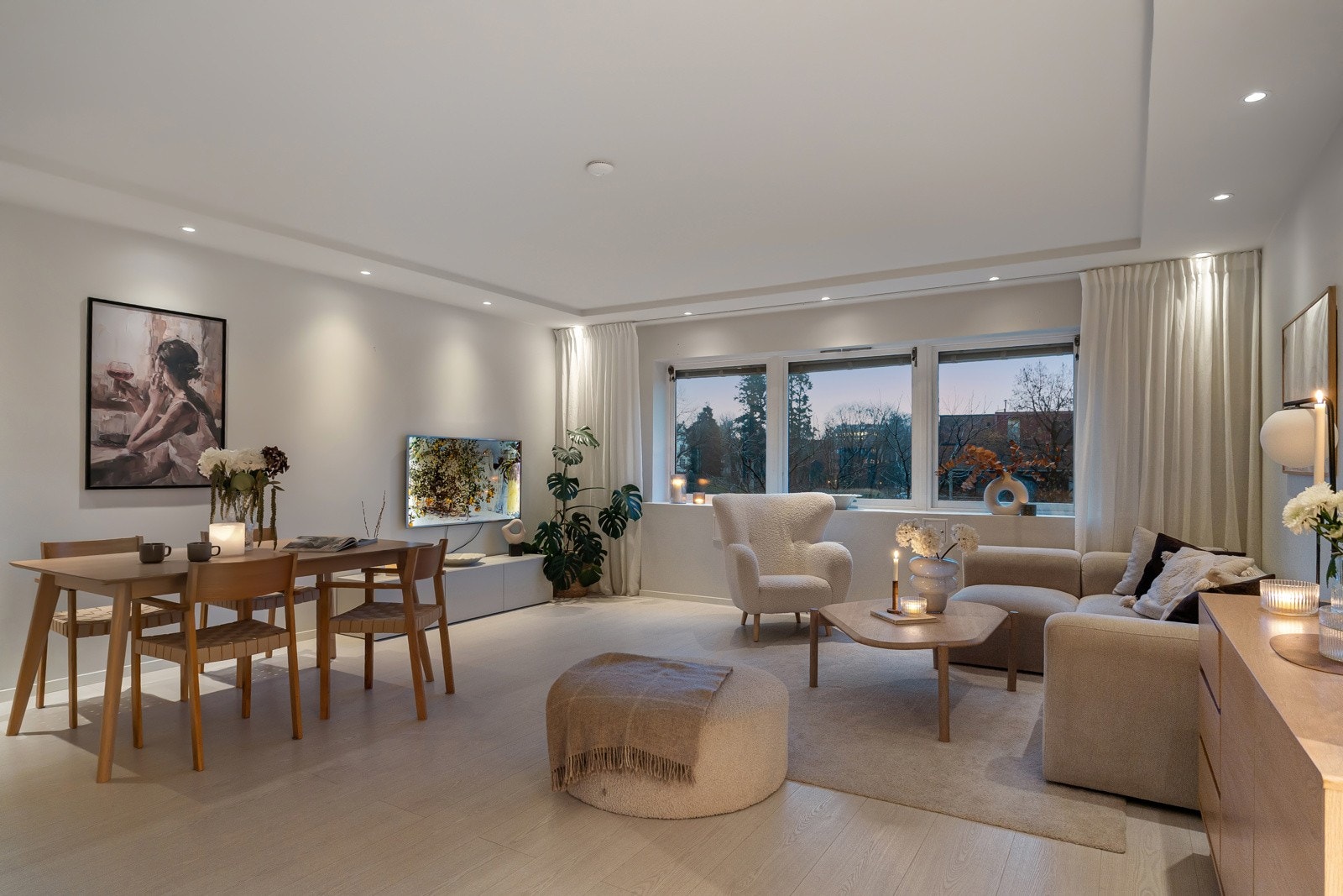 Stuen fremstår som lys og innbydende med gode møbleringsmuligheter, store vindusflater og flott utsyn. Galleribilde