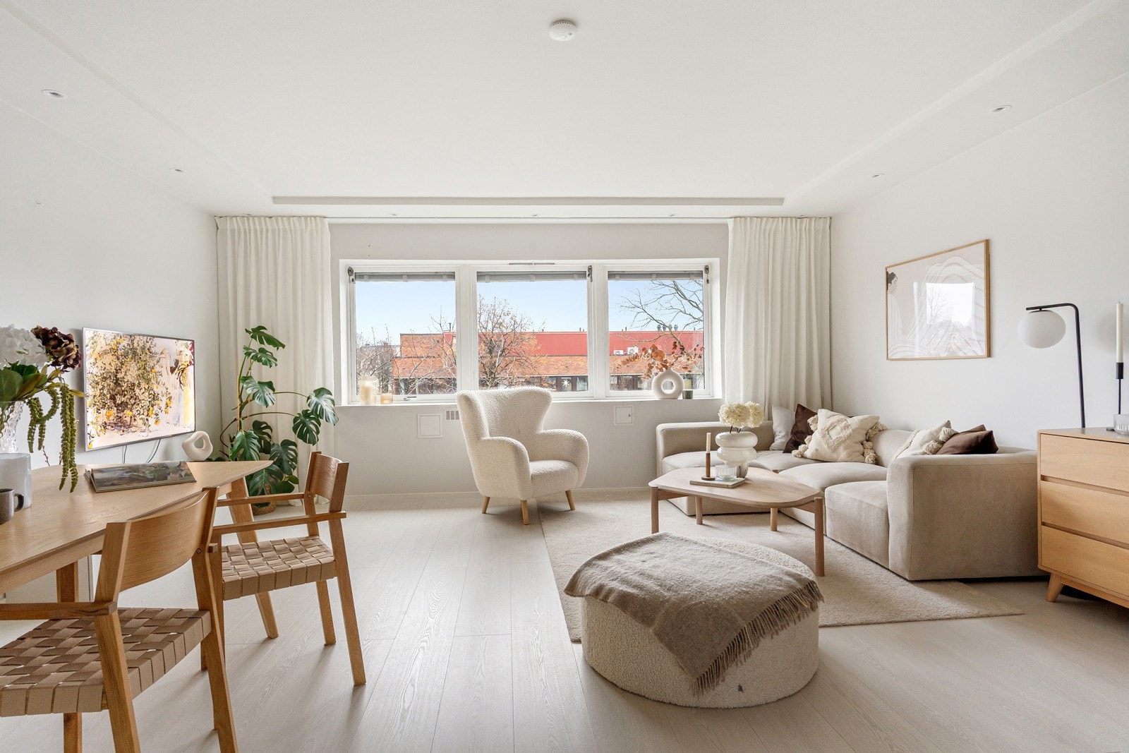 Rommet har plass til både sofagruppe og spisebord, og egner seg godt til både hverdagsliv og sosiale sammenkomster. Galleribilde