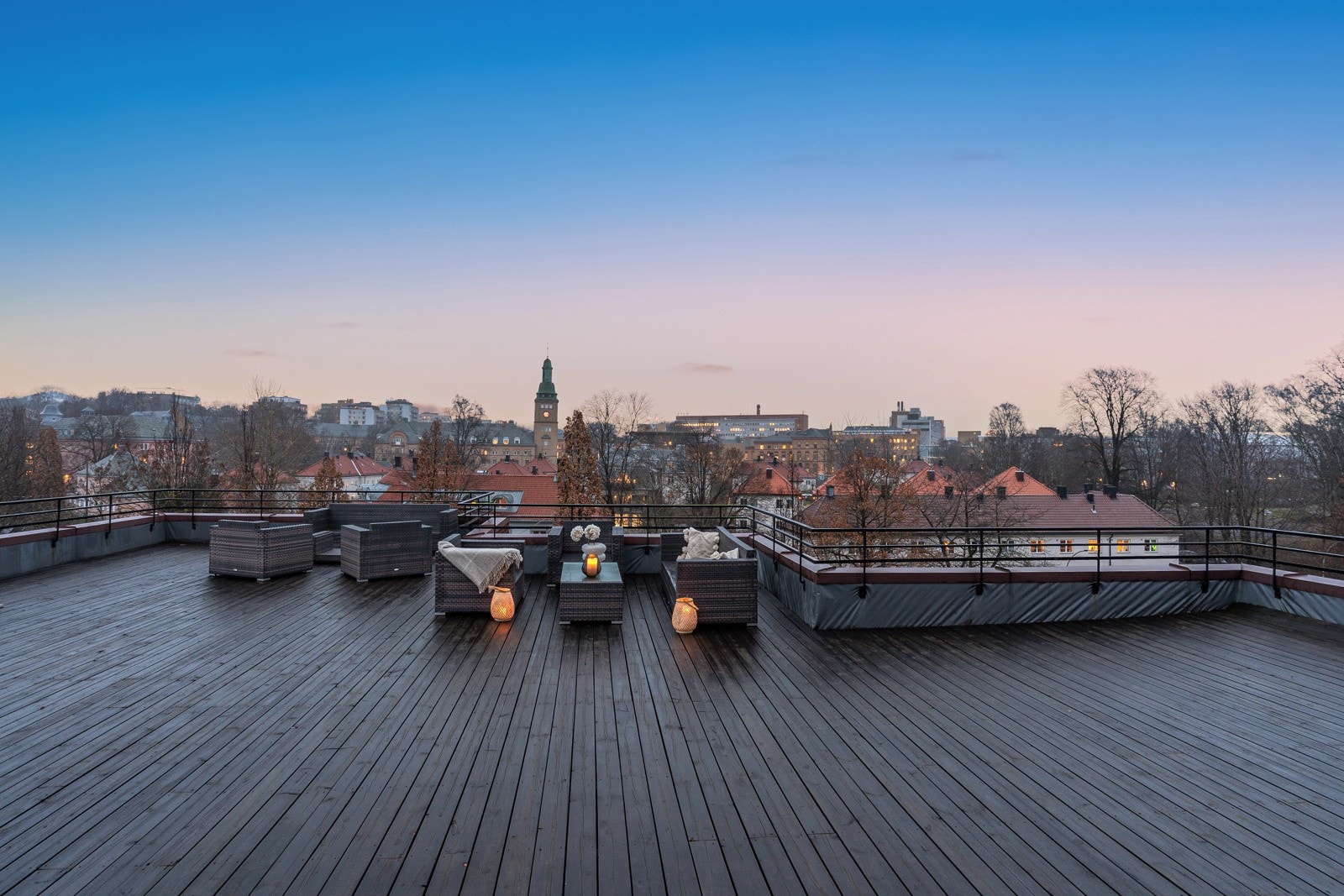 Det er sykkelparkering i sykkelstativ eller sykkelskur ved garasje. Sameiet har felles vaskeri med to stk vaskemaskiner, samt stor tørketrommel i kjeller. Galleribilde