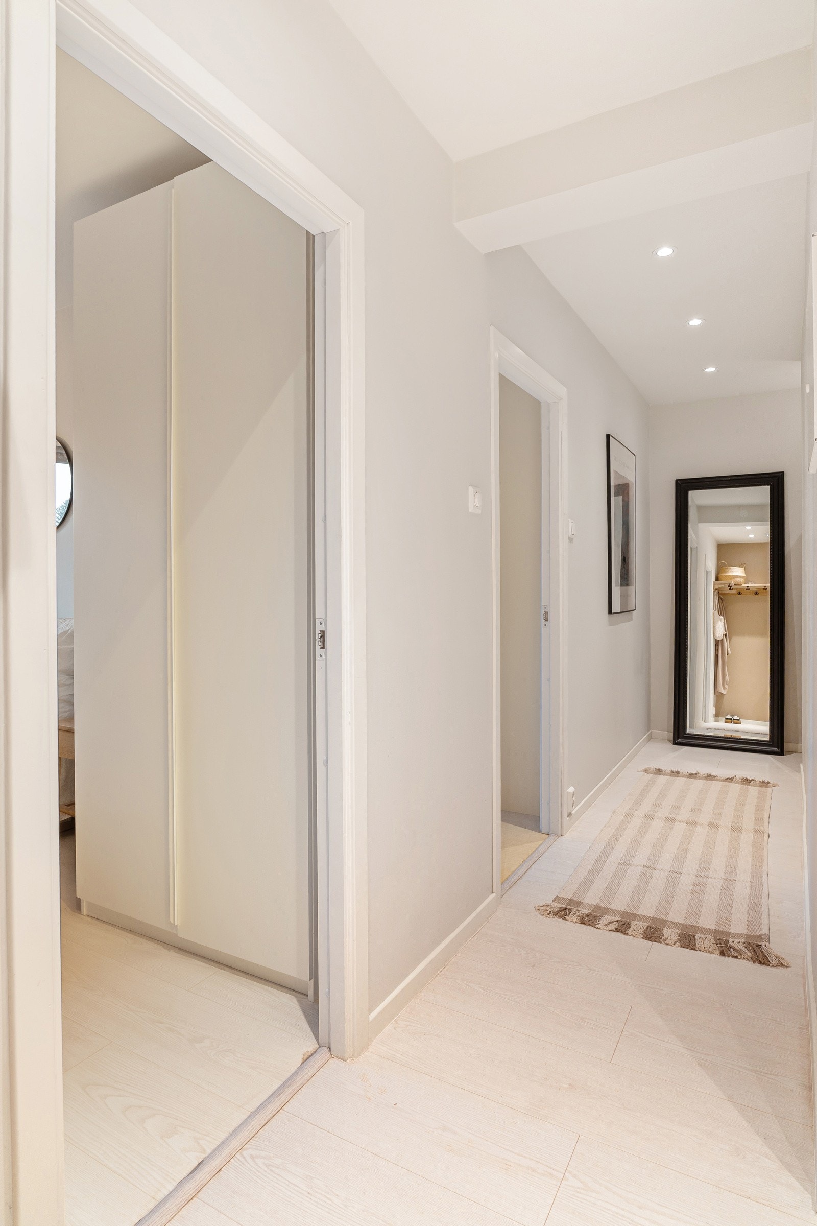 Her er det naturlig plass til oppheng av yttertøy og sko, og planløsningen gir enkel og oversiktlig adkomst videre til boligens øvrige rom. Galleribilde