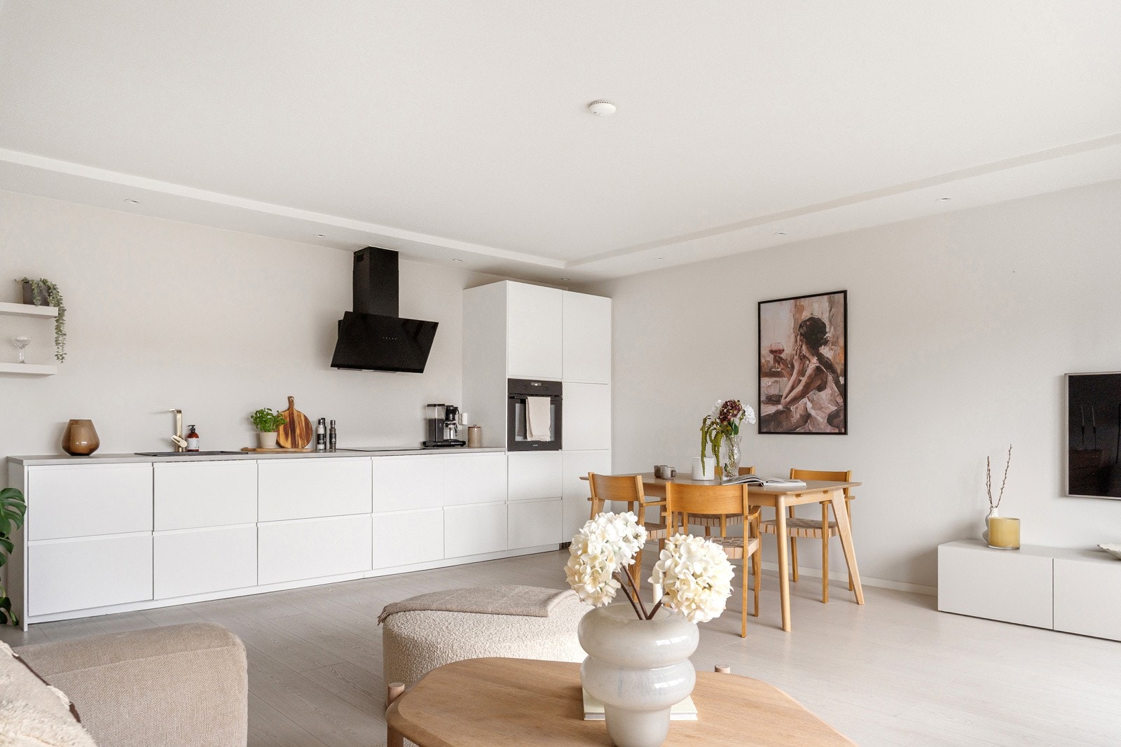 Moderne kjøkkeninnredning fra 2021 med god skap- og benkplass. Galleribilde